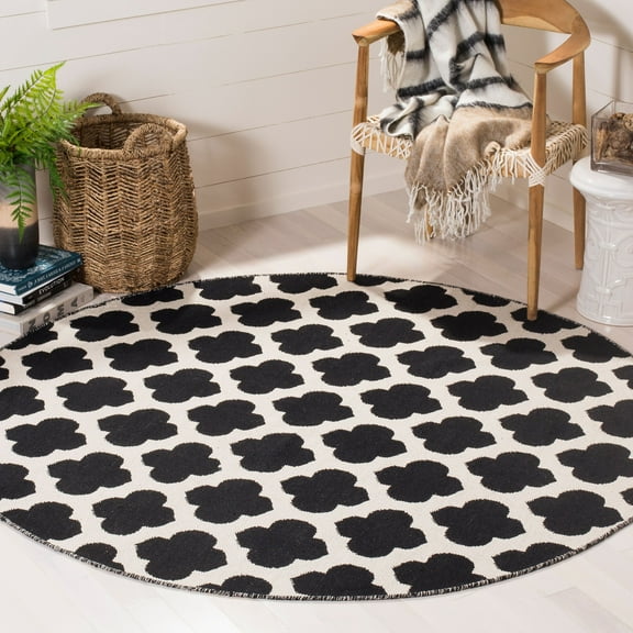 SAFAVIEH Montauk Proinsias Geometric Cotton Area Rug, Black/Ivory, 6' x 6' Round