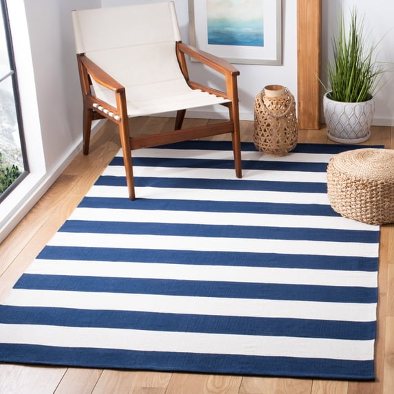 SAFAVIEH Montauk Saranna Striped Cotton Area Rug, Navy/Ivory, 6' x 6' Round