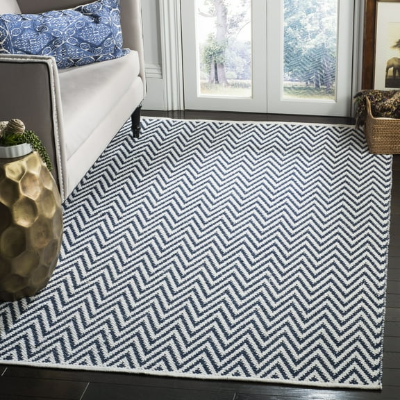 SAFAVIEH Montauk Siomha Chevron Cotton Area Rug, Navy/Ivory, 4' x 6'