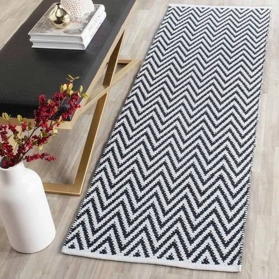 SAFAVIEH Montauk Siomha Chevron Cotton Runner Rug, Black/Ivory, 2'3" x 7'