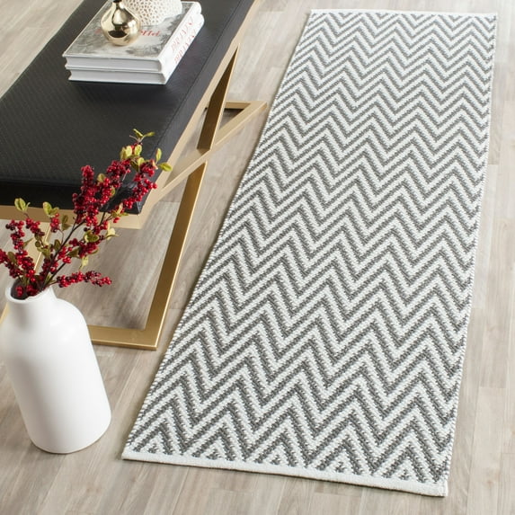 SAFAVIEH Montauk Siomha Chevron Cotton Runner Rug, Grey/Ivory, 2'3" x 7'