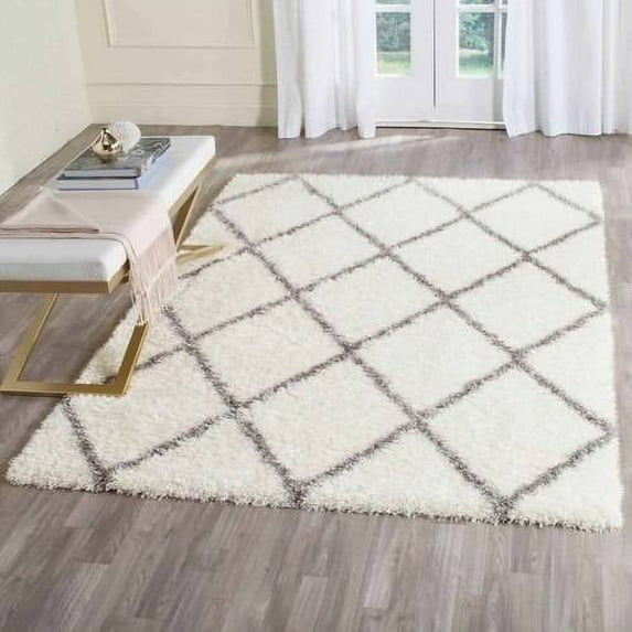 SAFAVIEH Montreal Lennart Geometric Quatrefoils Shag Area Rug, Ivory/Grey, 8' x 10'