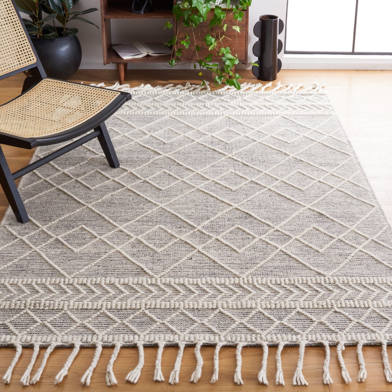 SAFAVIEH Natura Bedelia Geometric Area Rug, Ivory/Black, 4' x 6'