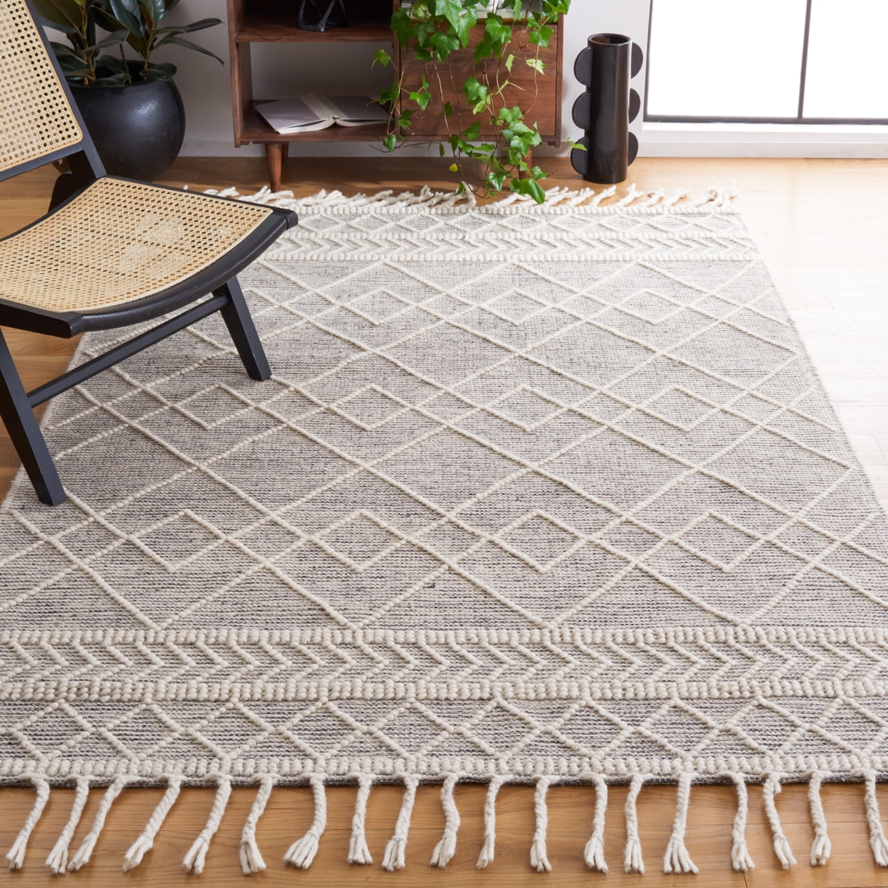 SAFAVIEH Natura Bedelia Geometric Area Rug, Ivory/Black, 5' x 8'