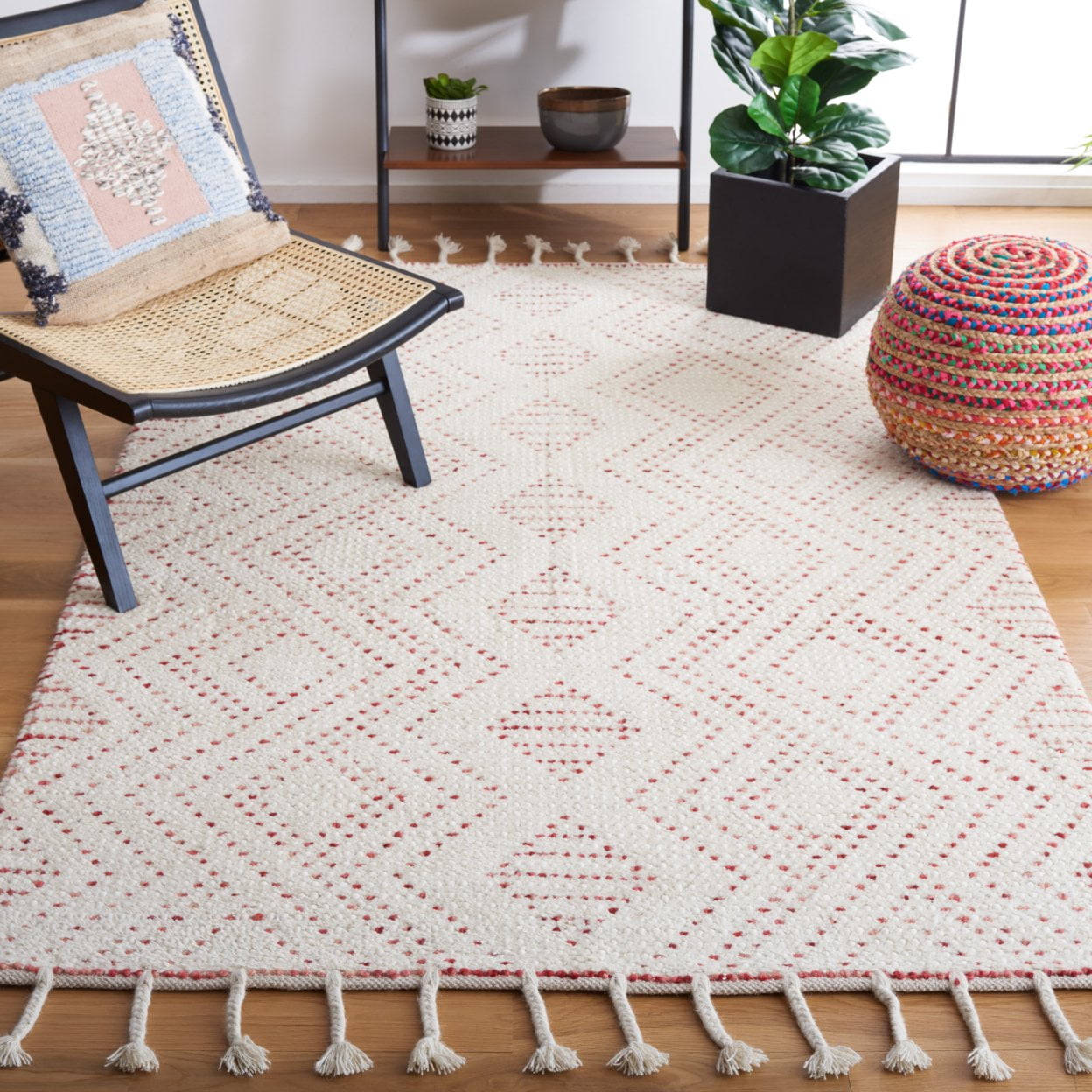 SAFAVIEH Natura Kennedy Southwestern Area Rug, Ivory/Red, 5' x 8'