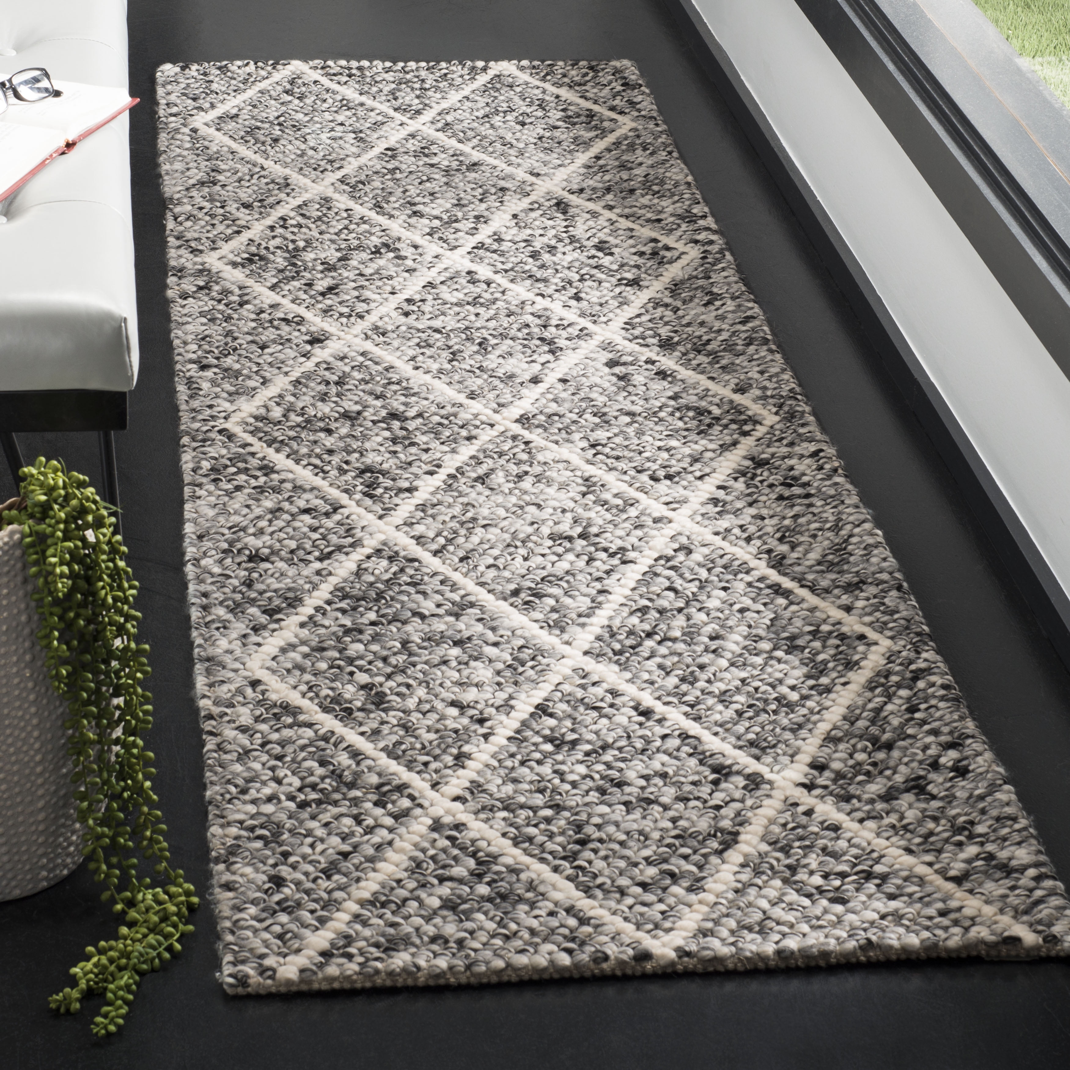 SAFAVIEH Natura Taegan Geometric Diamonds Runner Rug, Ivory/Black, 2'3" x 8'