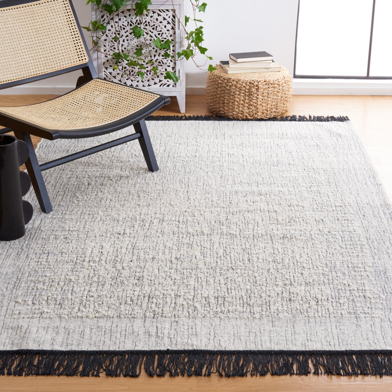 SAFAVIEH Natura Victoria Distressed Cotton Area Rug, Ivory/Black, 4' x 6'
