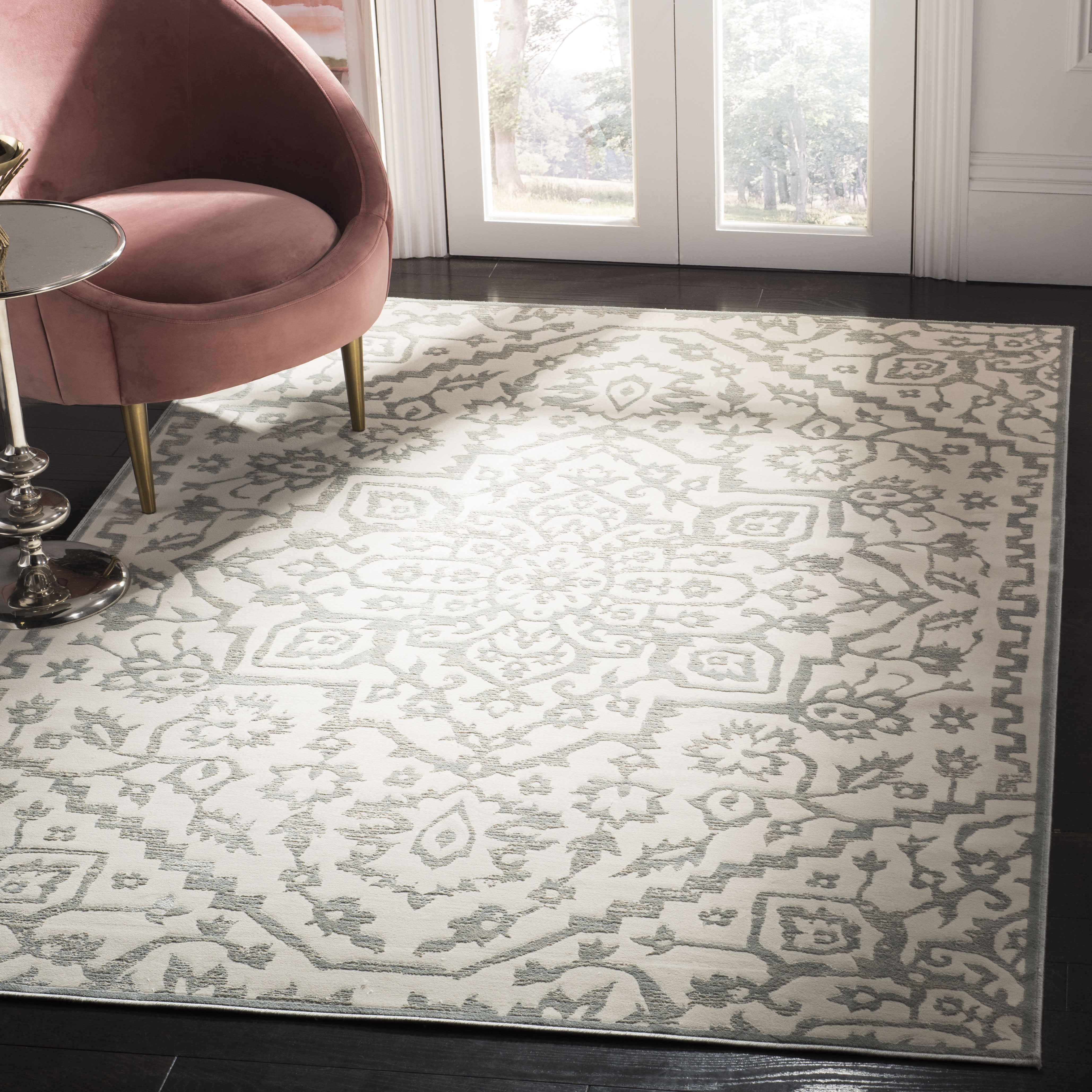 SAFAVIEH Noble Mackenzie Geometric Floral Area Rug, Light Blue/Ivory, 4' x 5'7"