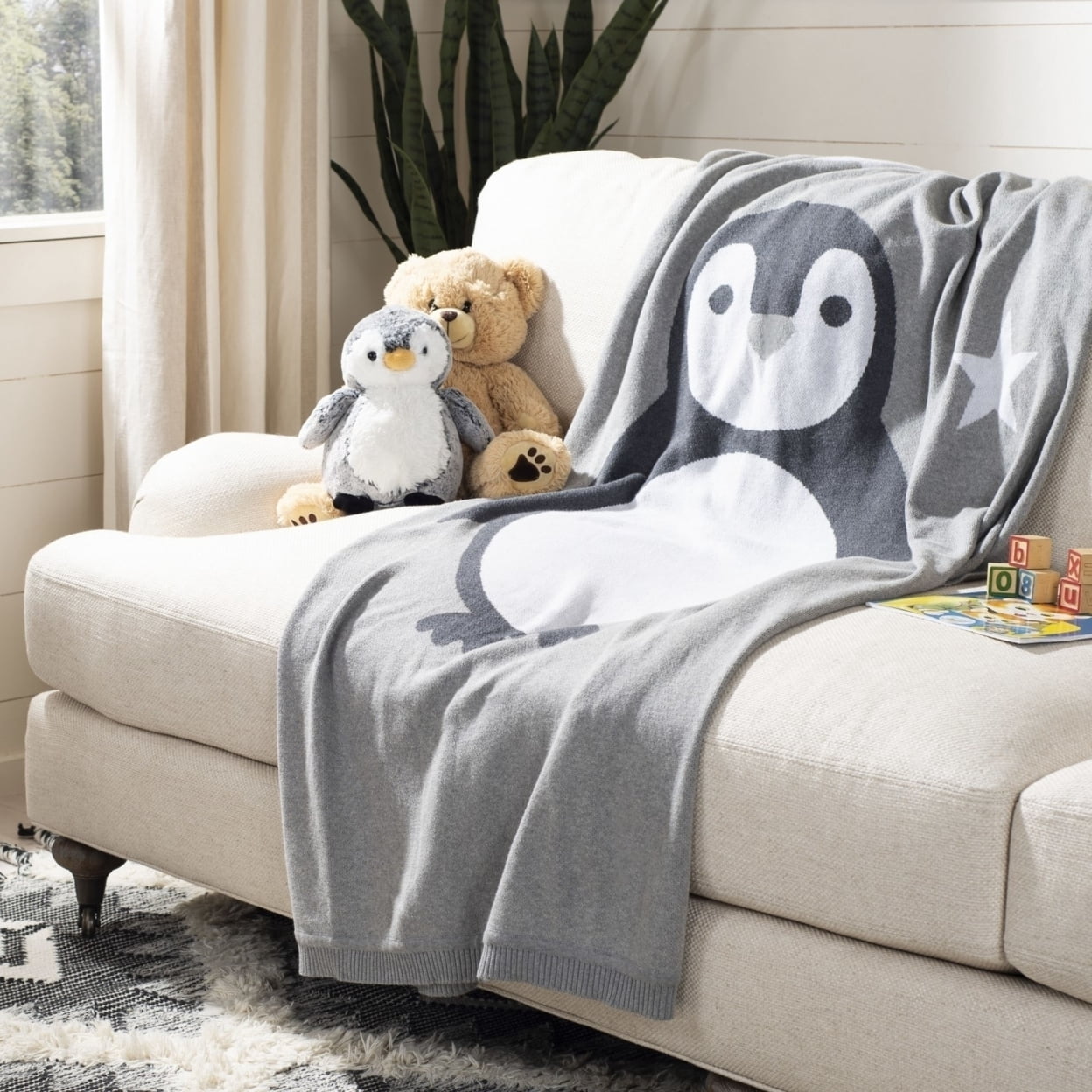 SAFAVIEH Olly The Penguin 32" x 40" Baby Throw, Grey/White