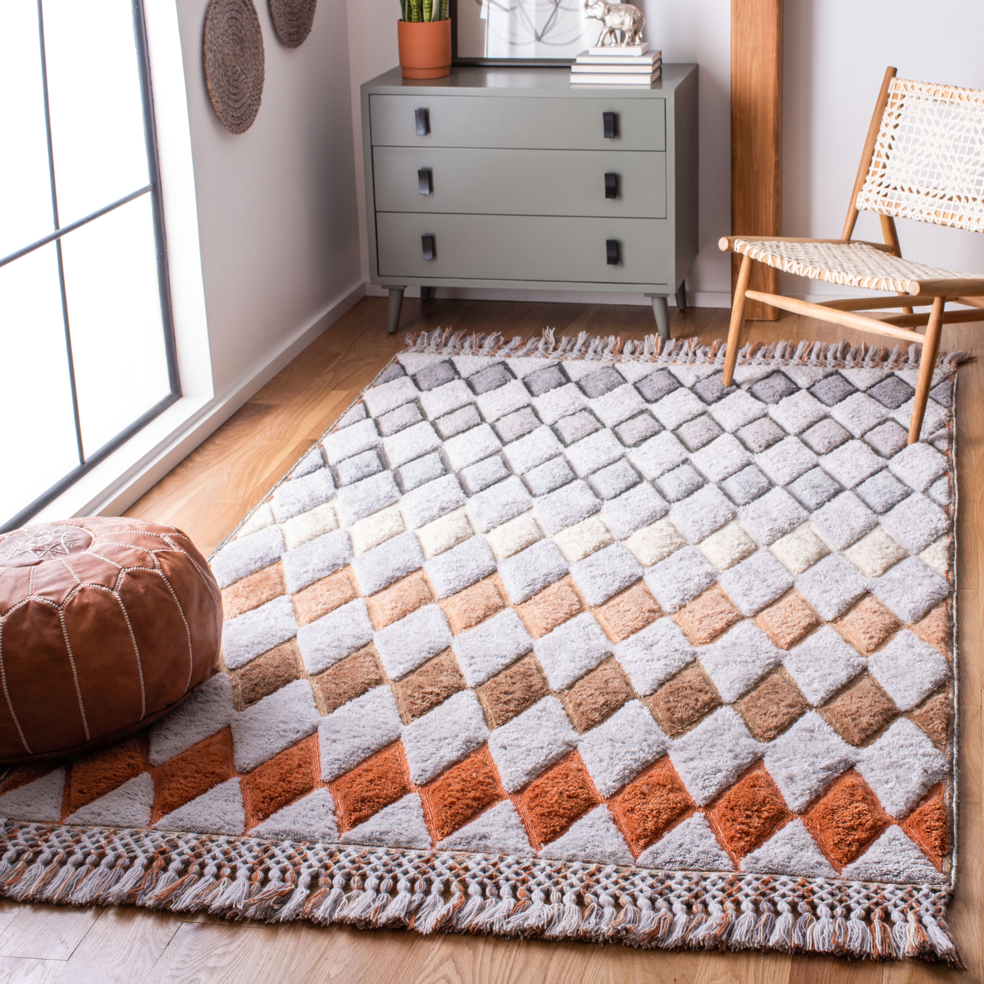 SAFAVIEH Sahara Hester Geometric Diamonds Area Rug, Grey/Charcoal, 5' x 8'