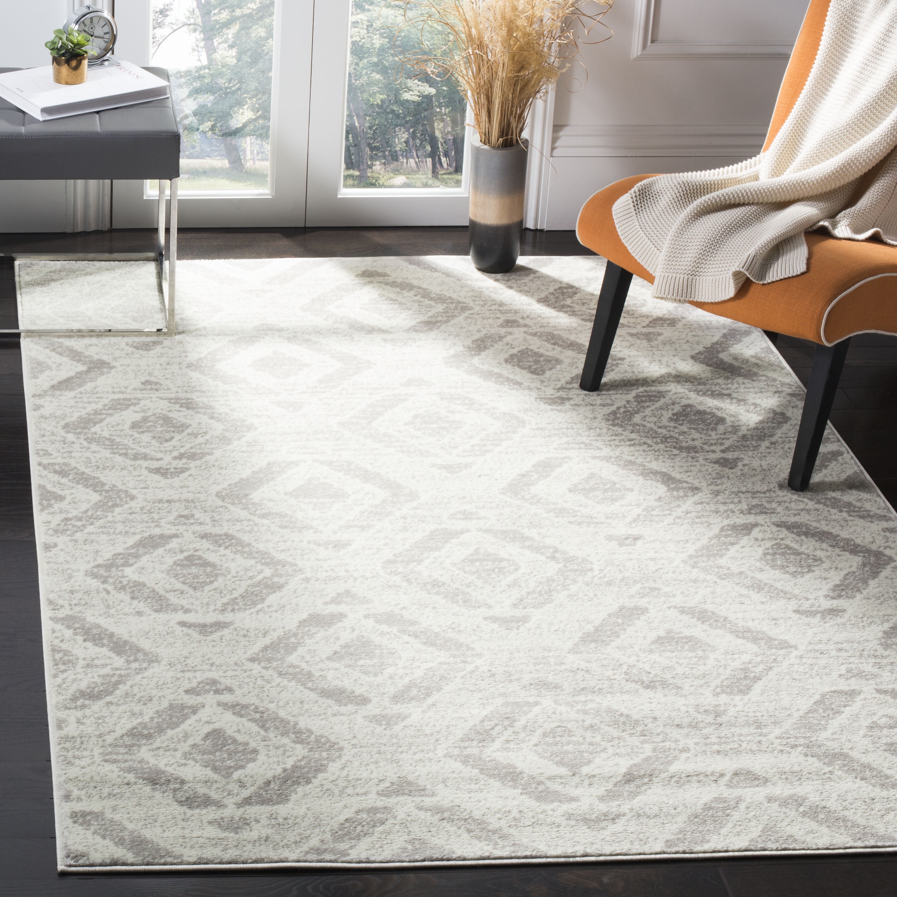 Skyler 5'1" x 7'6" Gray Synthetic Medallion Area Rug