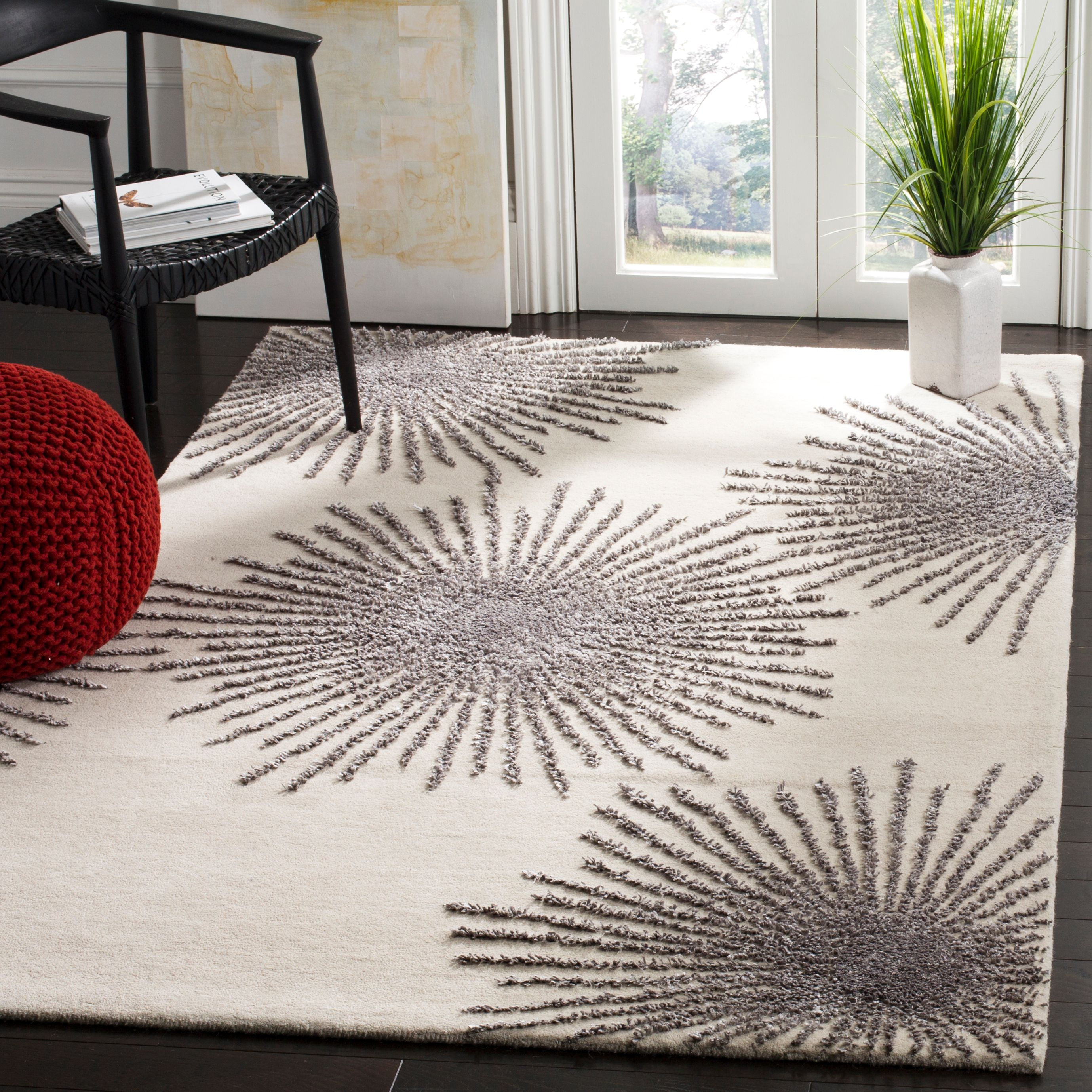 SAFAVIEH Soho Fiesta Geometric Area Rug, Ivory/Silver, 7'6" x 9'6"