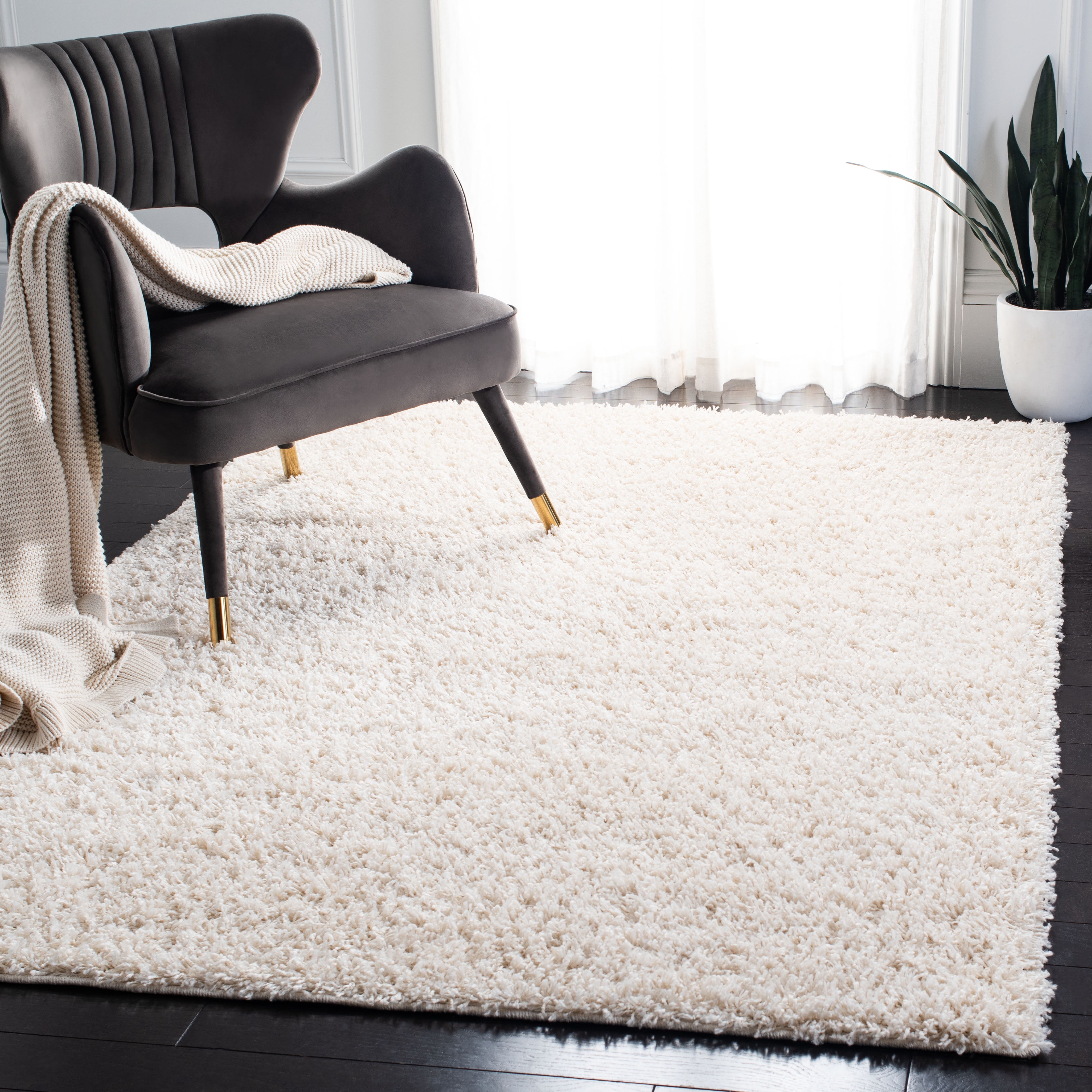Ivory Elegance 47" Round Plush Synthetic Shag Rug
