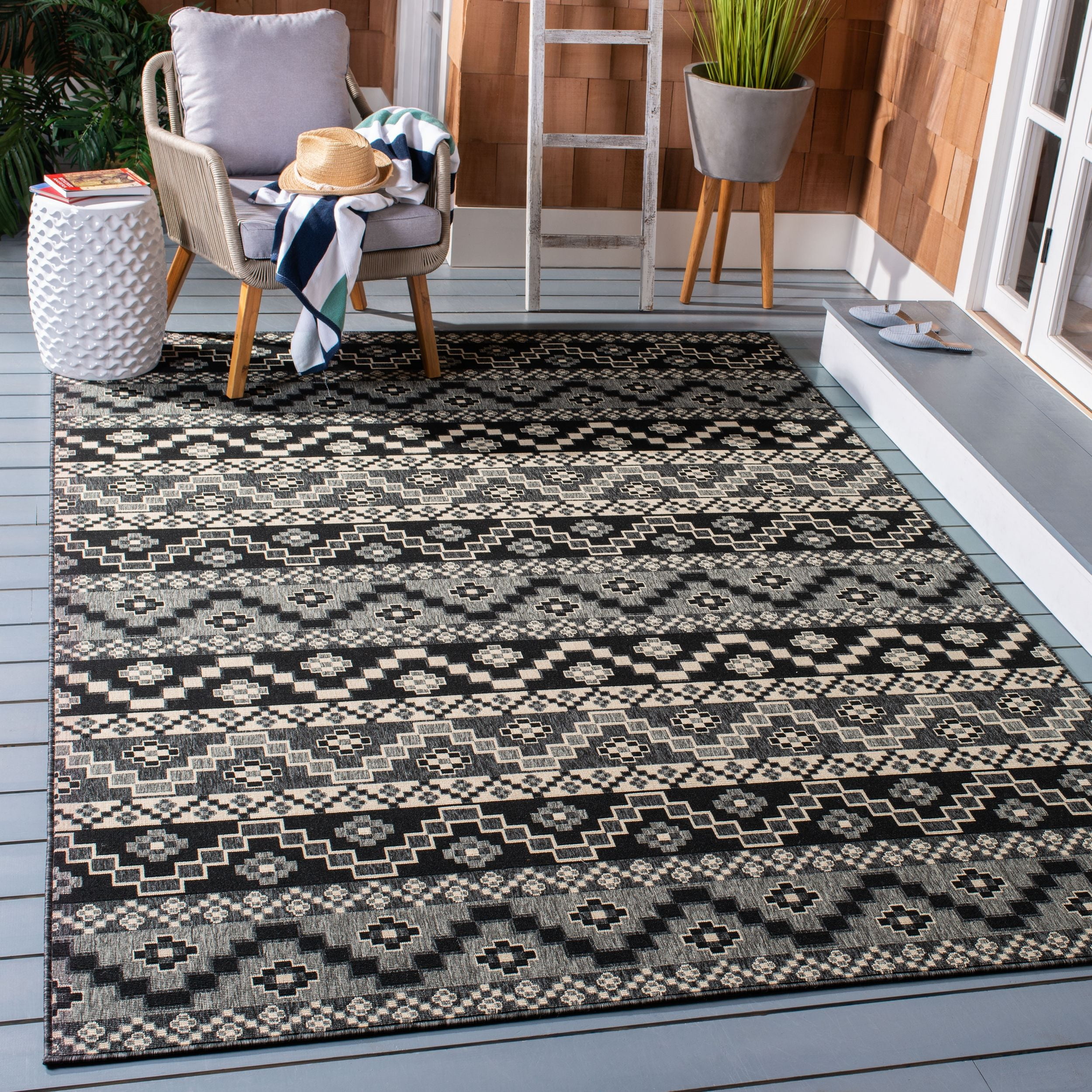 SAFAVIEH Veranda Luwig Southwestern Indoor/Outdoor Area Rug, 8' x 11', Black/Beige