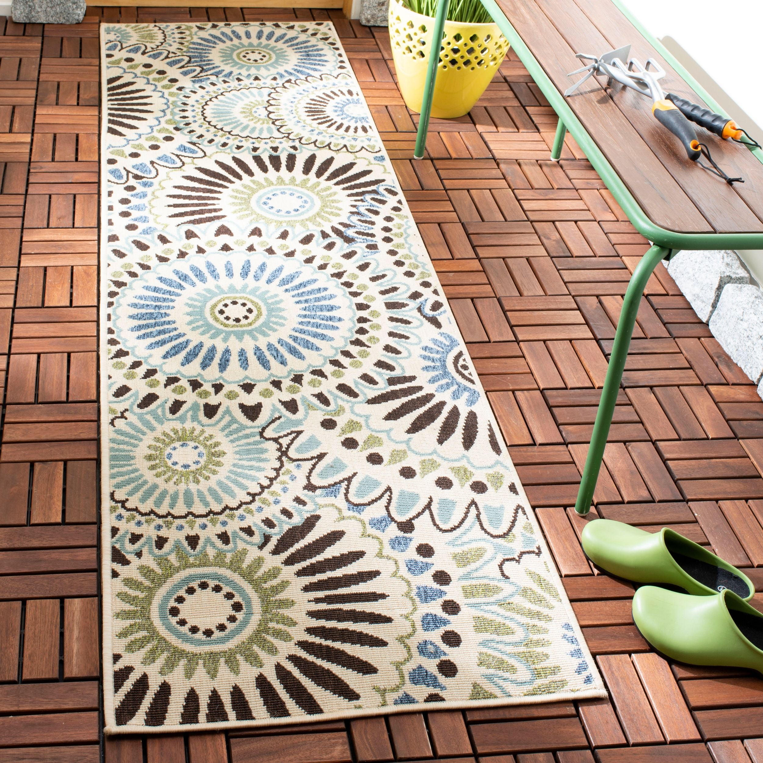SAFAVIEH Veranda Petra Geometric Indoor/Outdoor Runner Rug, 2'3