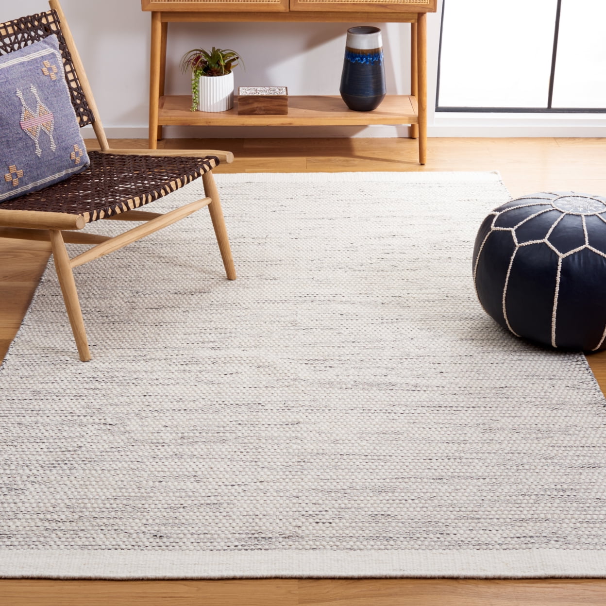 SAFAVIEH Vermont Zarif Distressed Dotted Area Rug, Ivory/Black, 4' x 6'