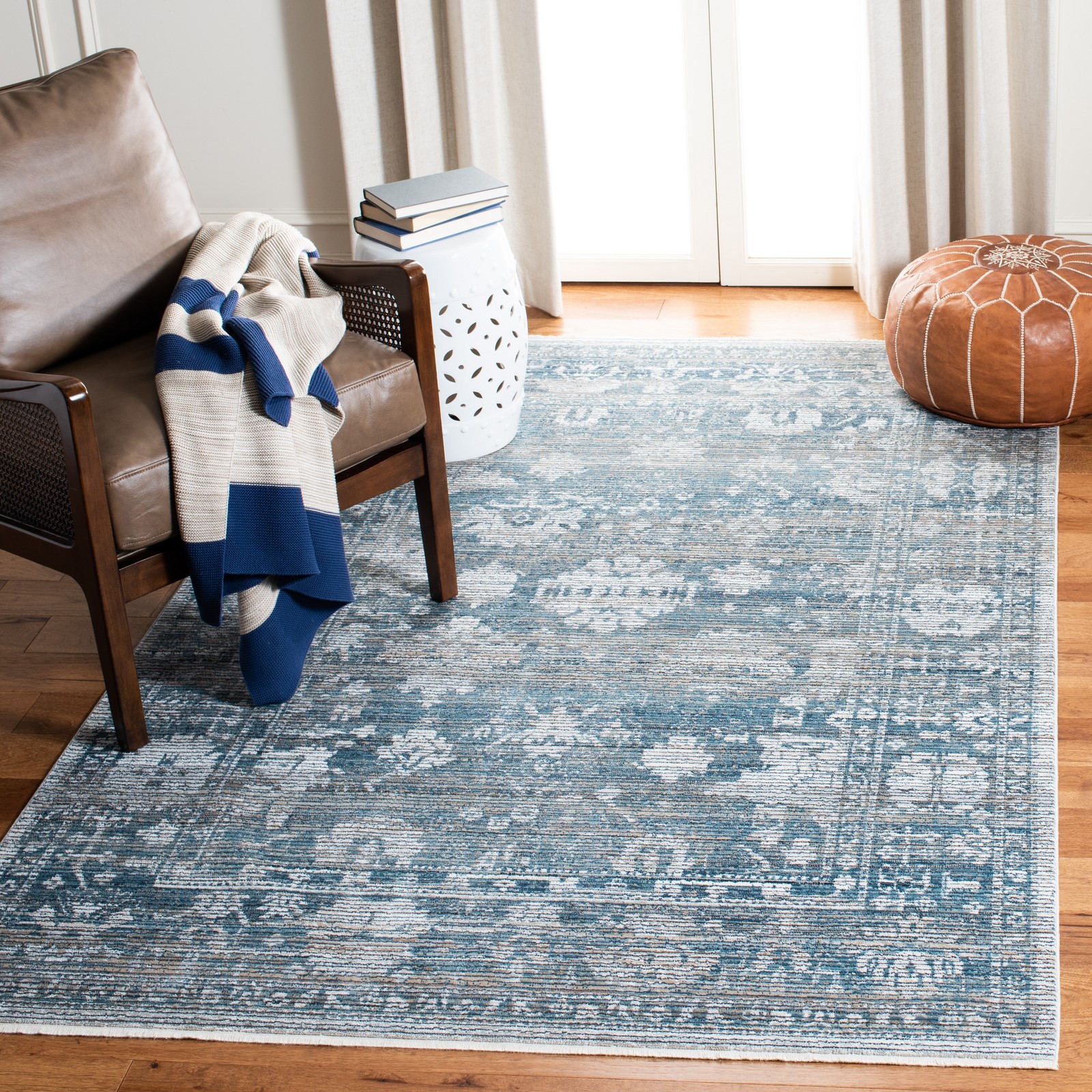 SAFAVIEH Victoria Bristol Distressed Floral Area Rug, Blue/Ivory, 3' x 5'
