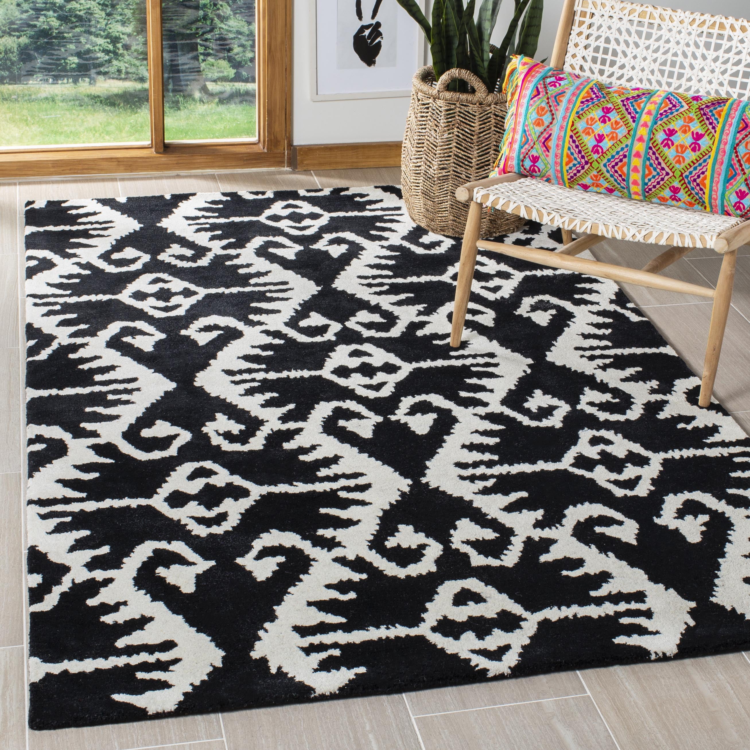 SAFAVIEH Wyndham Dzvonko Southwestern Wool Area Rug, Black/Ivory