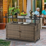 عربة بار الخوص الدرفلة في الهواء الطلق segmart ، طاولة بار الخوص المحمولة في الهواء الطلق مع تخزين خزانة وواجهة زجاجية ، خوص فناء يقدم عربة بار للمسبح ، حفلة ، الفناء الخلفي ، بني فاتح