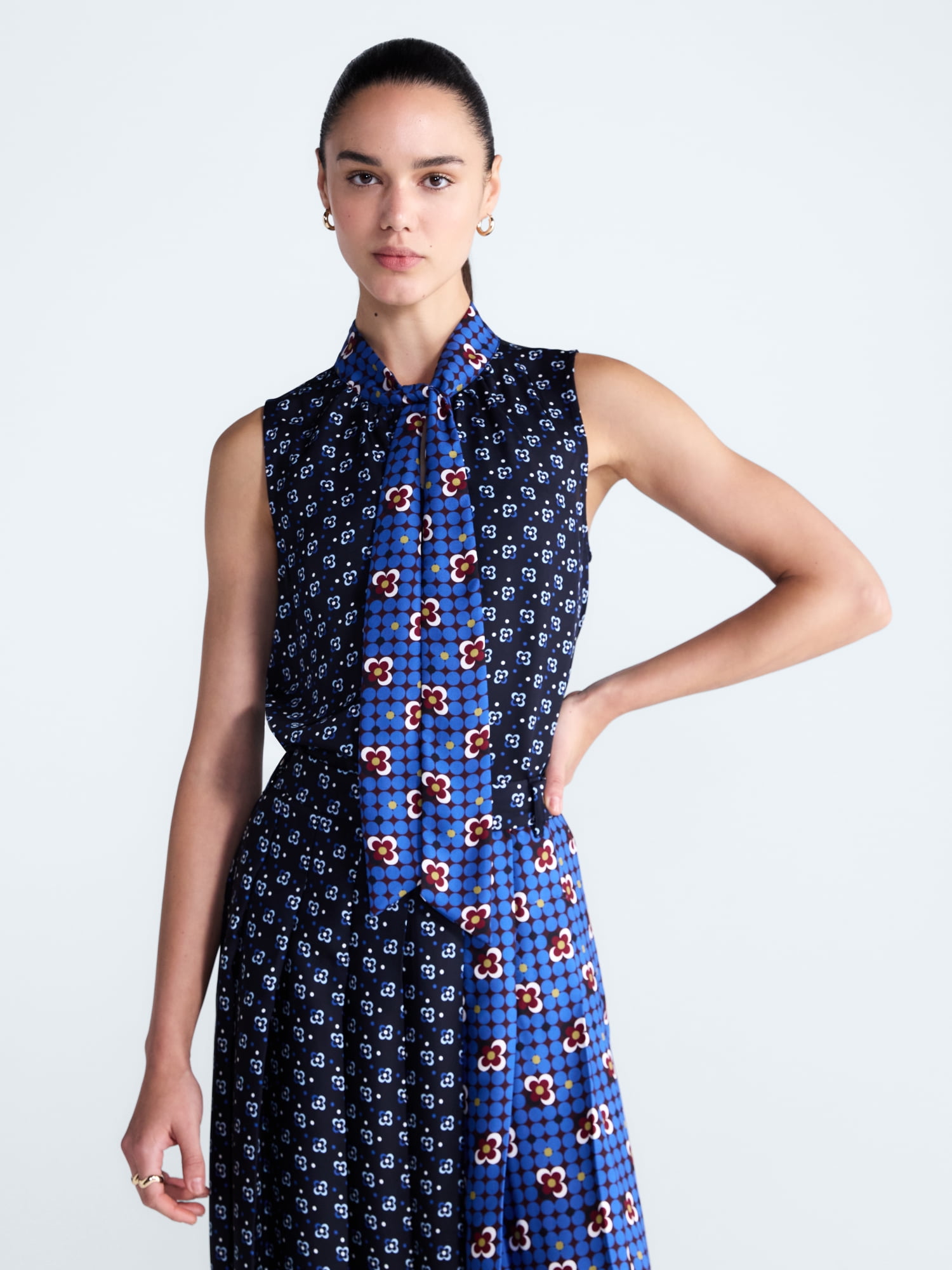 Free Assembly Women's and Women's Plus Sleeveless Tie Neck Top, Sizes XS-4X