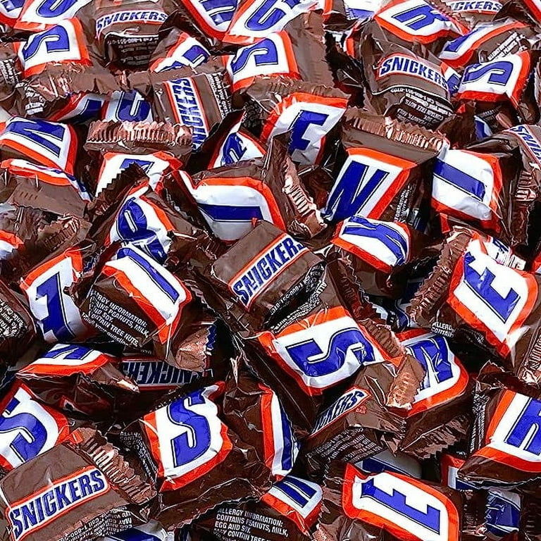 Snickers Minis, 2 Pound Bag, Individually Wrapped Chocolate Candy, Classic American Chocolate Candy Bar for Movie Theaters, Halloween, Easter