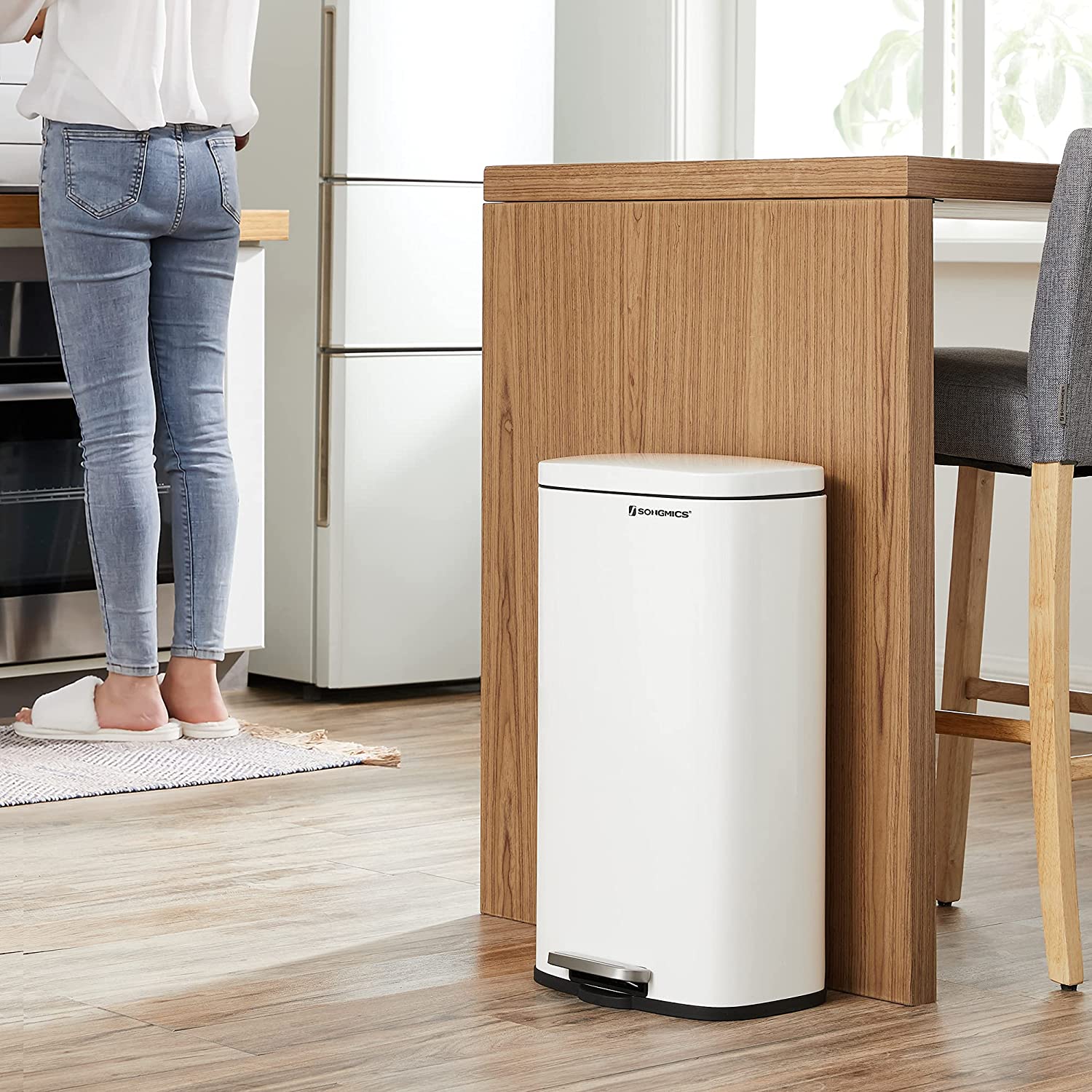 Unicorn & Rainbow Plastic Wastebasket Compact Size 1.56 Gallons