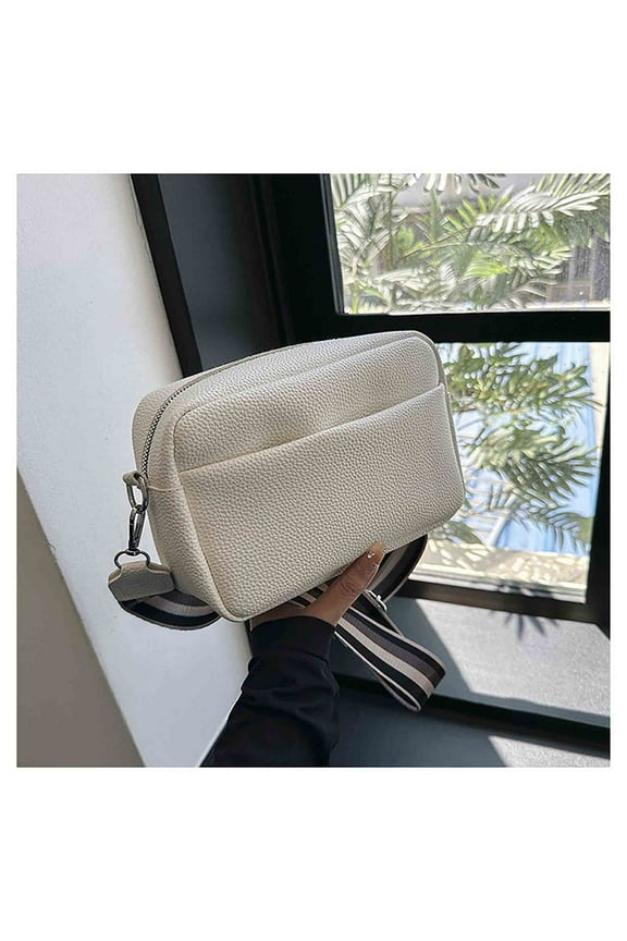 Fashion Crossbody Bag For Women Experience the Height of Elegance with this Luxurious Leather One Shoulder Crossbody Bag, Offering a Generous Capacity and Multiple Compartments