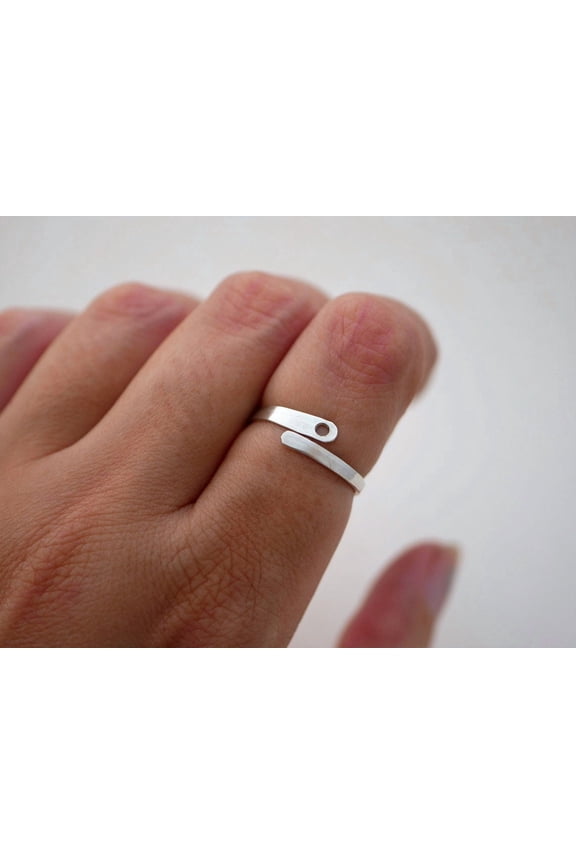 Open Thin Minimalist Ring in 950 Silver – Dainty Adjustable Band for Women’s Modern Jewelry Style