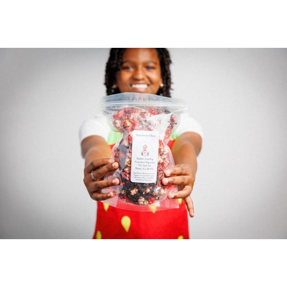 STRAWBERRY OREO POPCORN