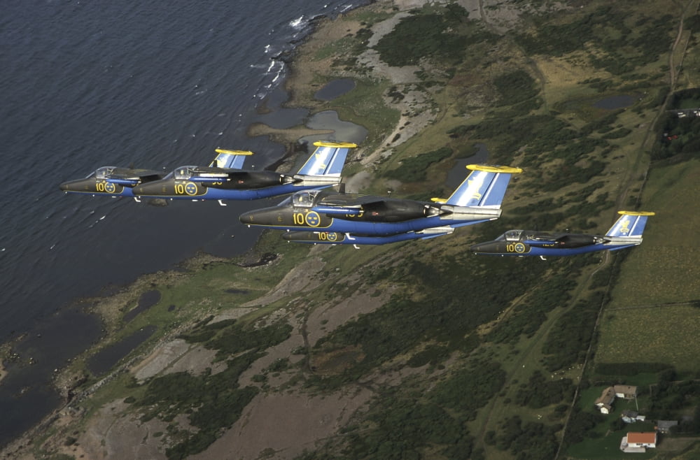 Saab 105 jet trainers of the Swedish Air Force display team Team 60 Canvas Art - Daniel KarlssonStocktrek Images (18 x 12)