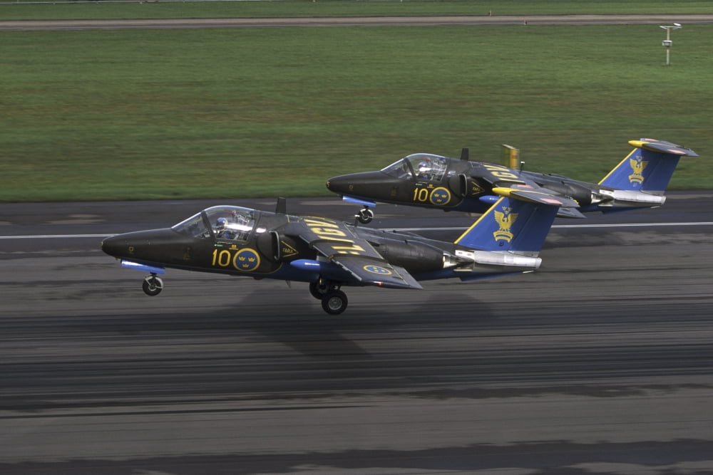 Saab 105 jet trainers of the Swedish Air Force display team Team 60 Canvas Art - Daniel KarlssonStocktrek Images (18 x 12)