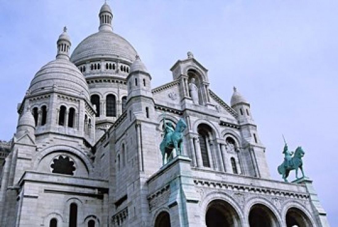Sacred Heart Cathedral in Montmartre Paris Canvas Art - Charles Sleicher DanitaDelimont (28 x 19)