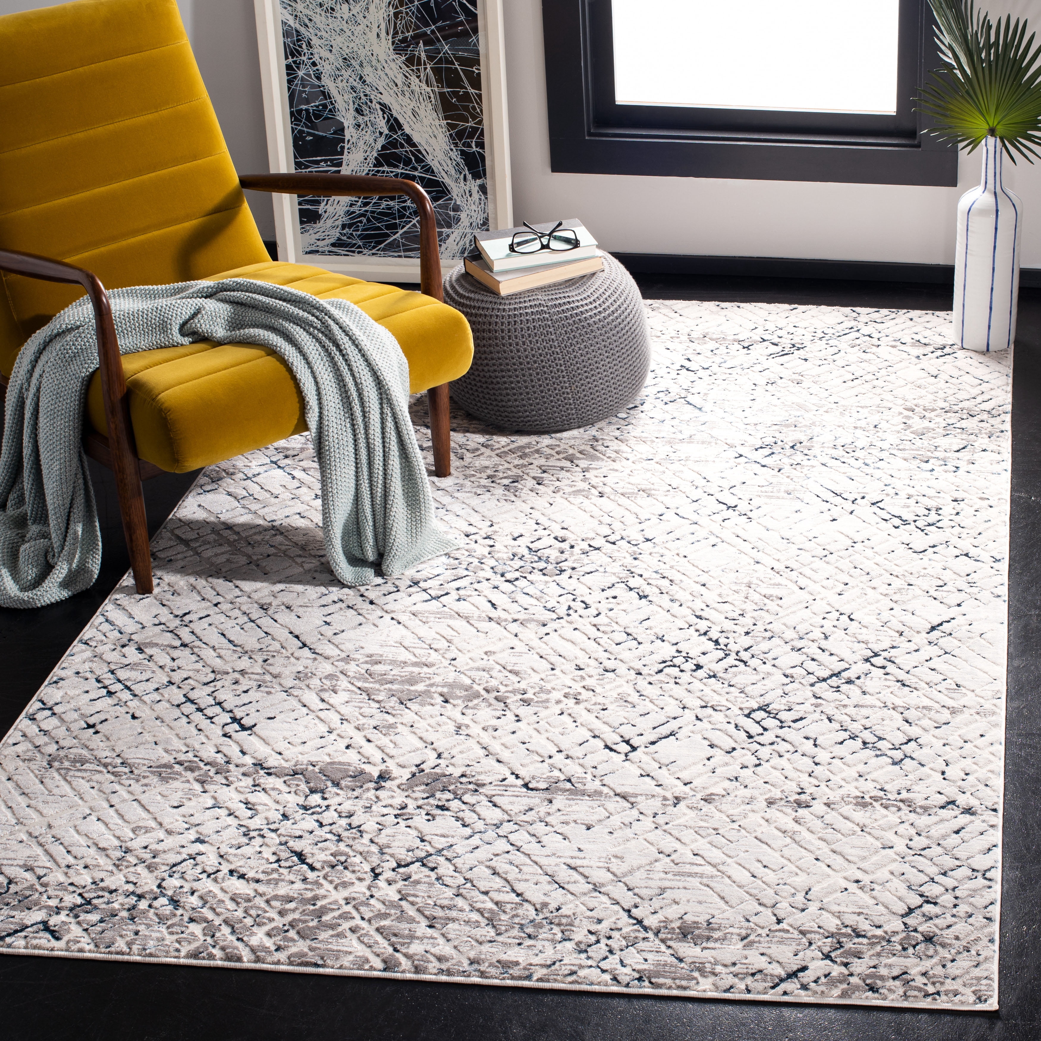 SAFAVIEH Amalfi Hannan Distressed Area Rug, Cream/Navy, 5'3" x 7'6"
