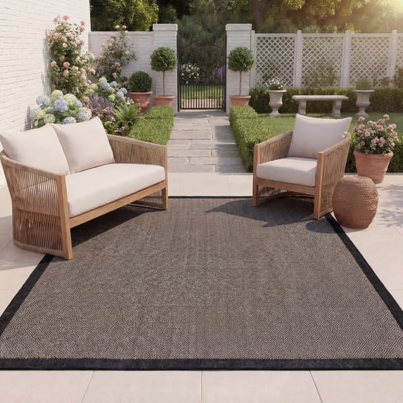 Safavieh Beach House Grosvenor Bordered Indoor/Outdoor Area Rug, Black/Ivory, 5'1" x 7'6"