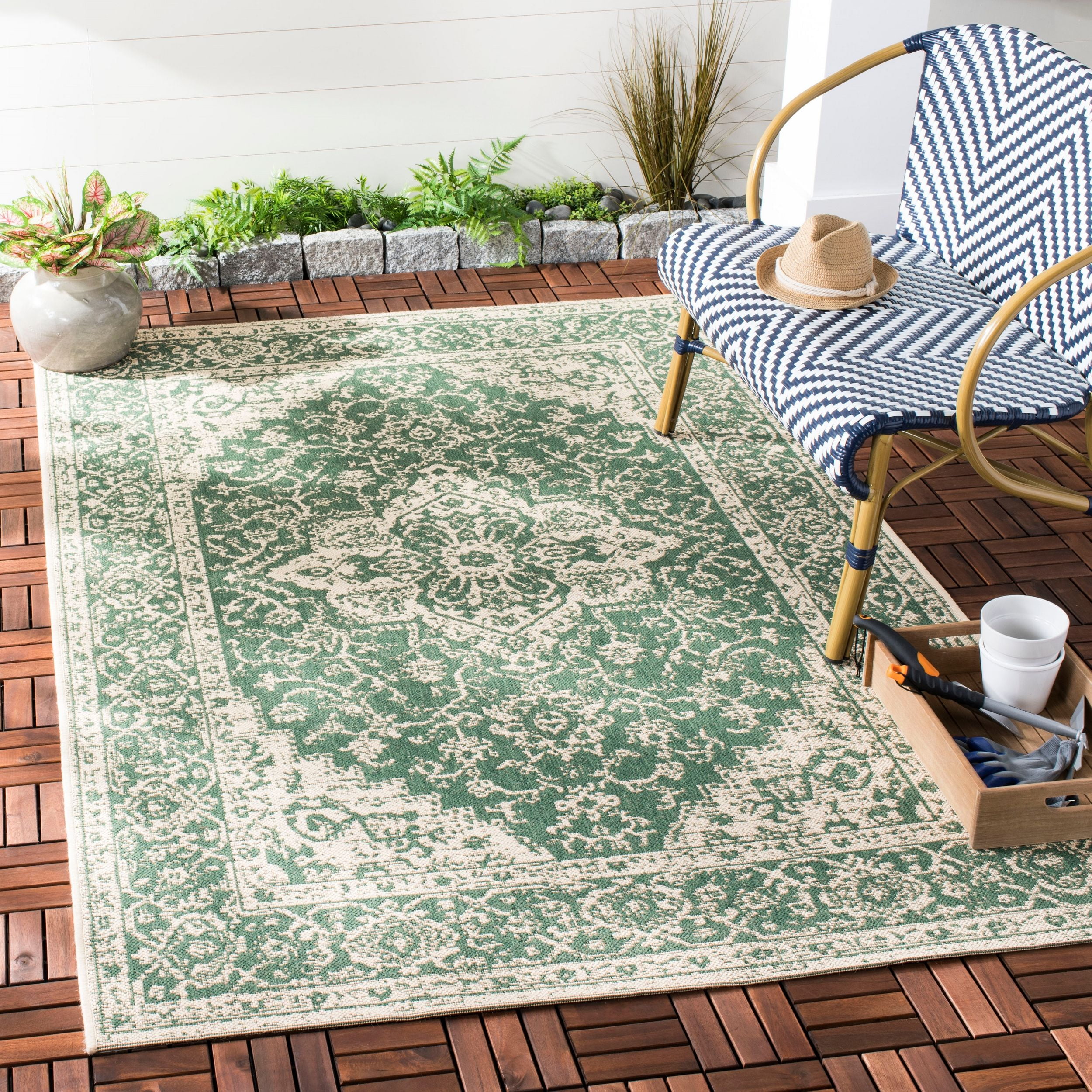 Safavieh Beach House Mai Traditional Outdoor Area Rug, Green/Cream, 6'7" x 6'7" Square