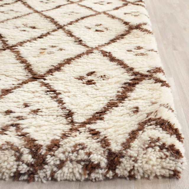 Safavieh Casablanca Contemporary Hand-Knotted Wool Runner Rug-Color:Ivory/Gold,Shape:Rectangle,Size:6'L x 4'W