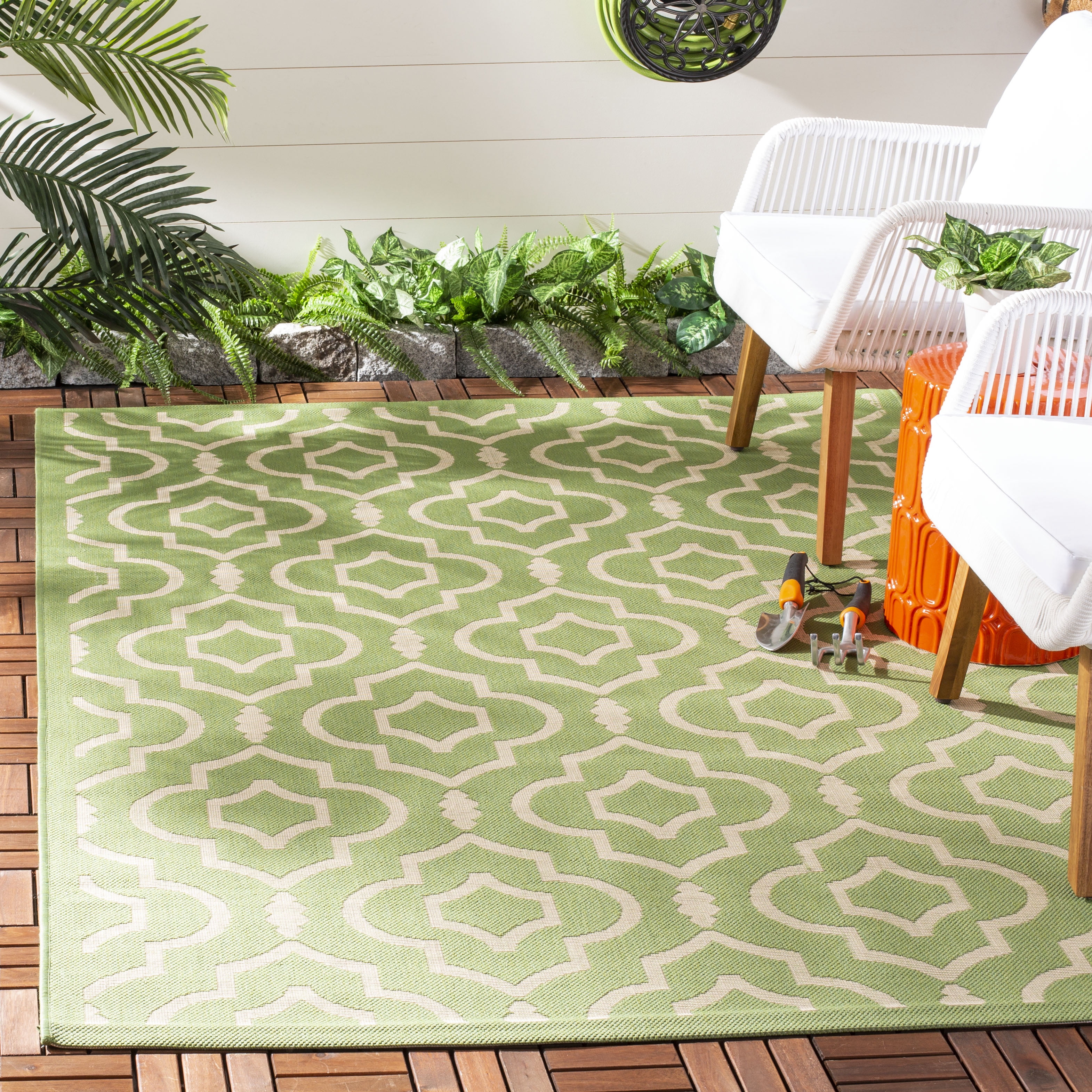 Greenfield Chic Easy-Care Green Synthetic Round Rug - 4' x 5'7"