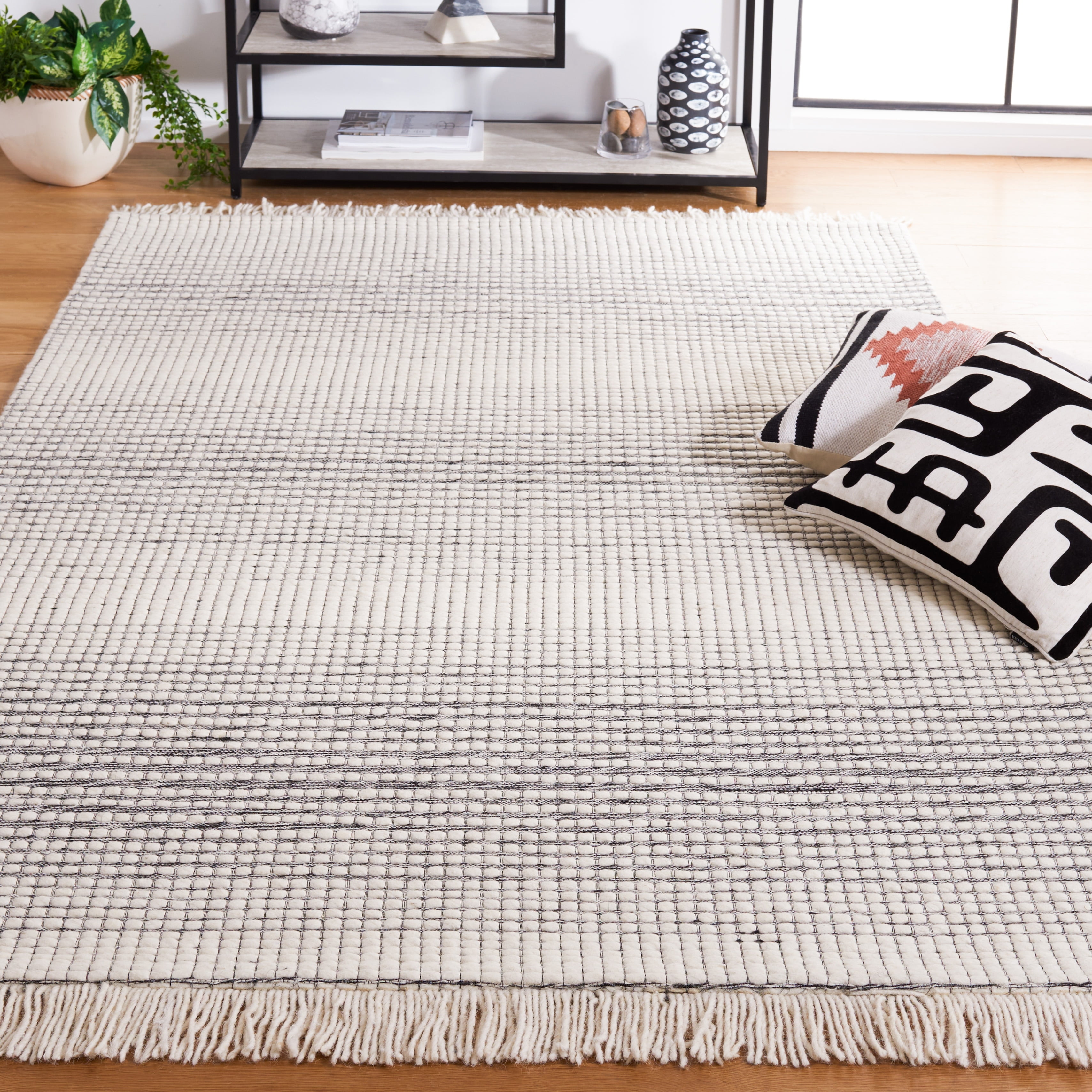 SAFAVIEH Marbella Peronal Distressed Area Rug, Ivory/Black, 3' x 5'