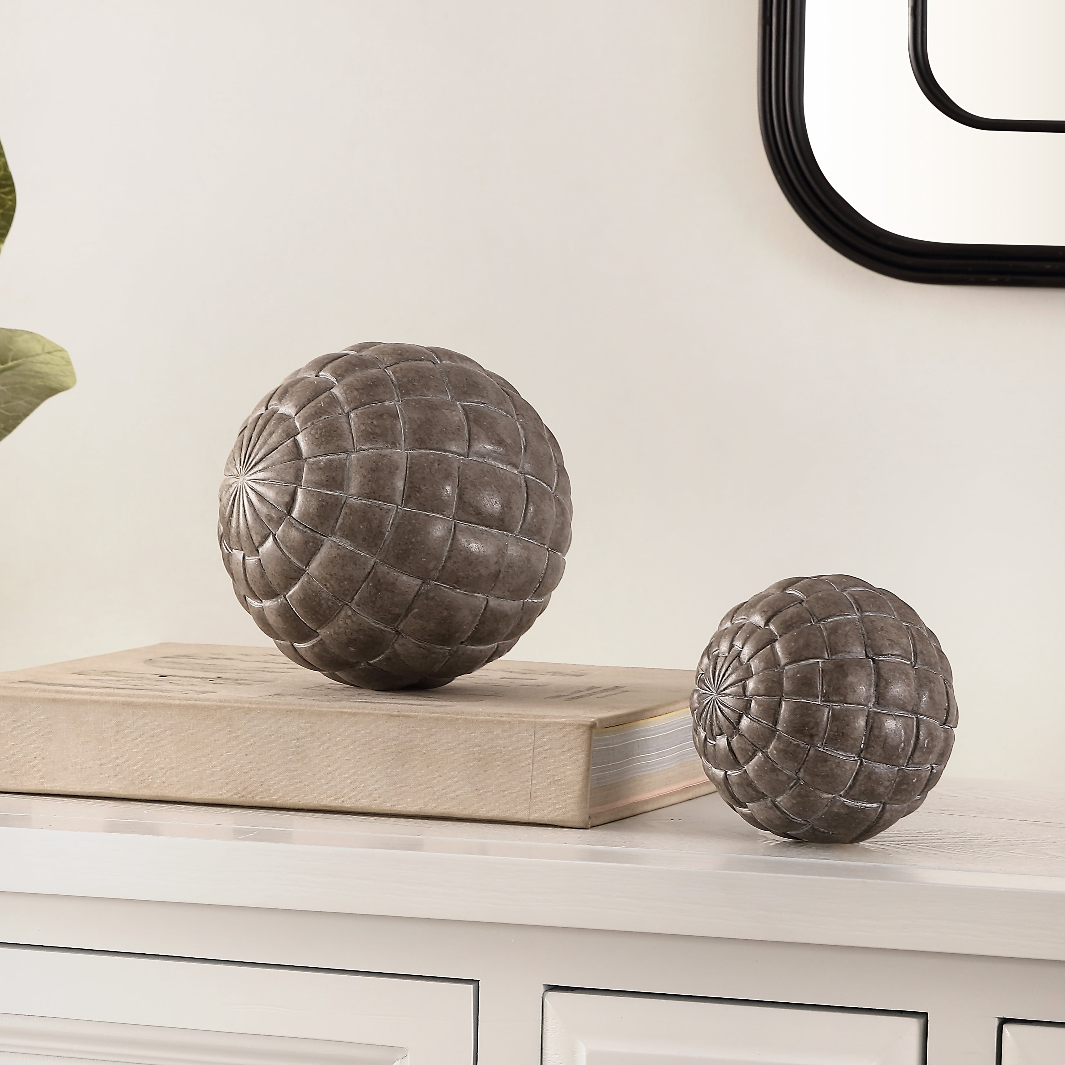 Safavieh Henla Black 4"/6" Polyresin Decorative Balls (2 Count)