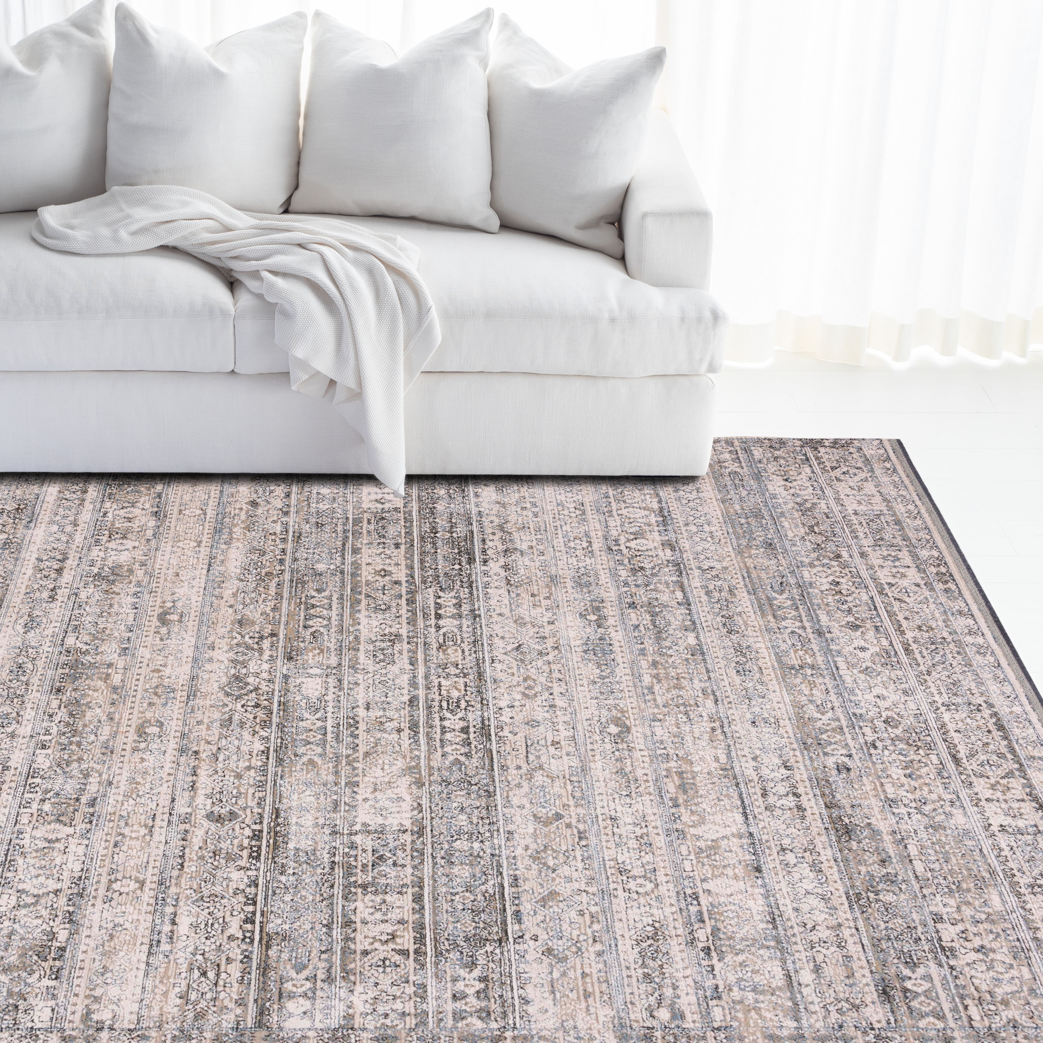 Ivory and Navy Hand-knotted Wool Area Rug 4' x 6'