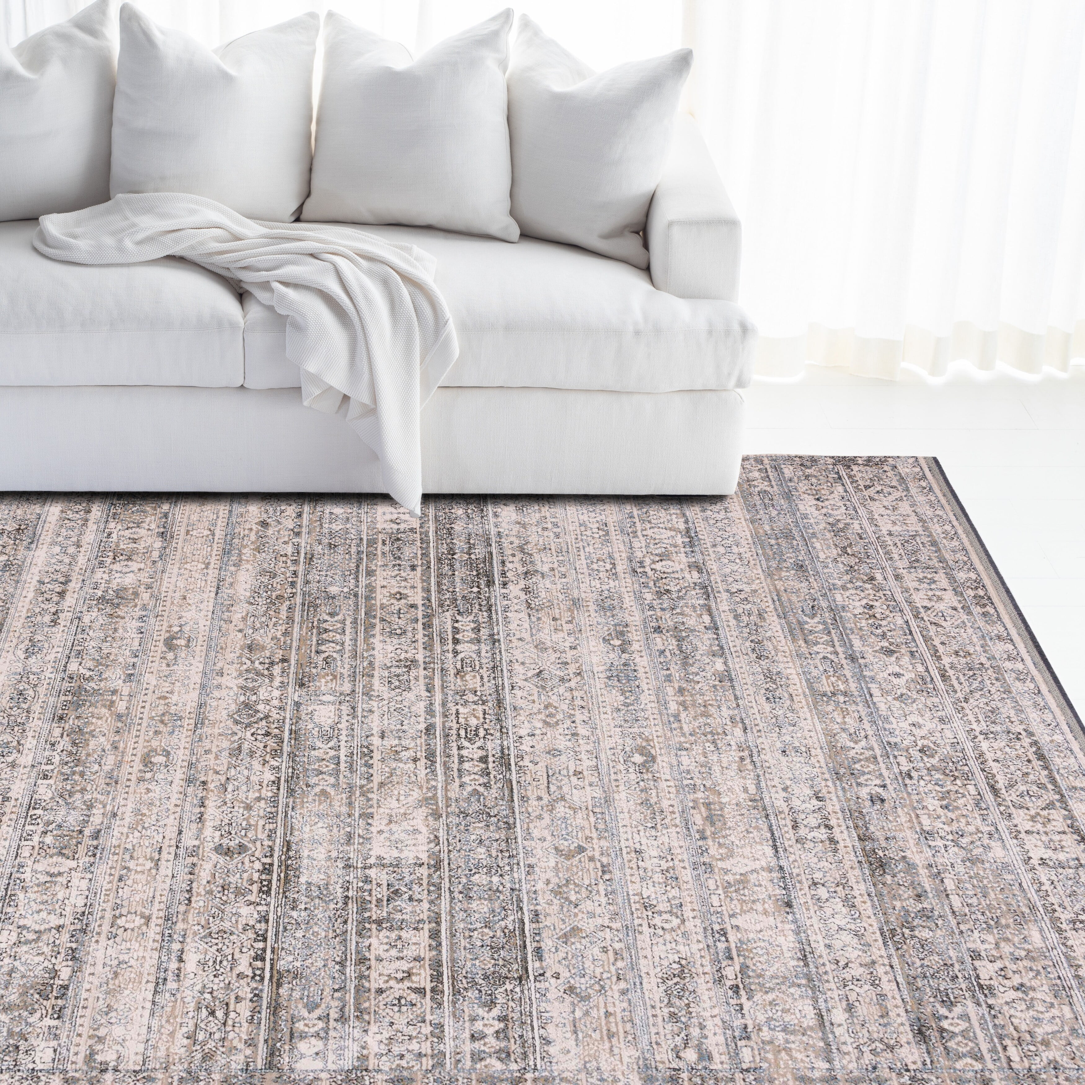 Ivory and Navy Hand-knotted Wool Area Rug 4' x 6'