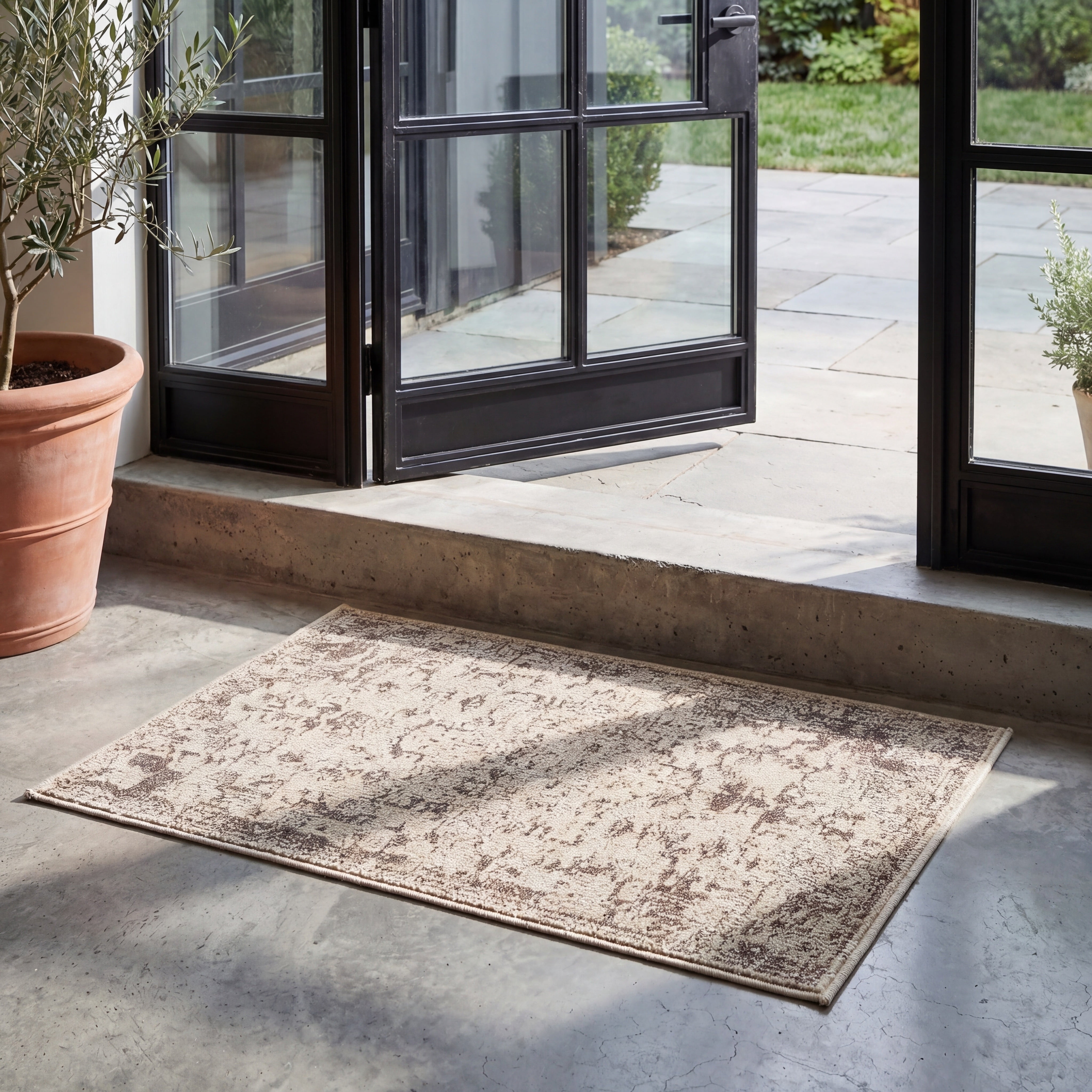 Safavieh Madison Dalia Oriental Area Rug, Ivory/Beige Gray, 2'2" x 4'