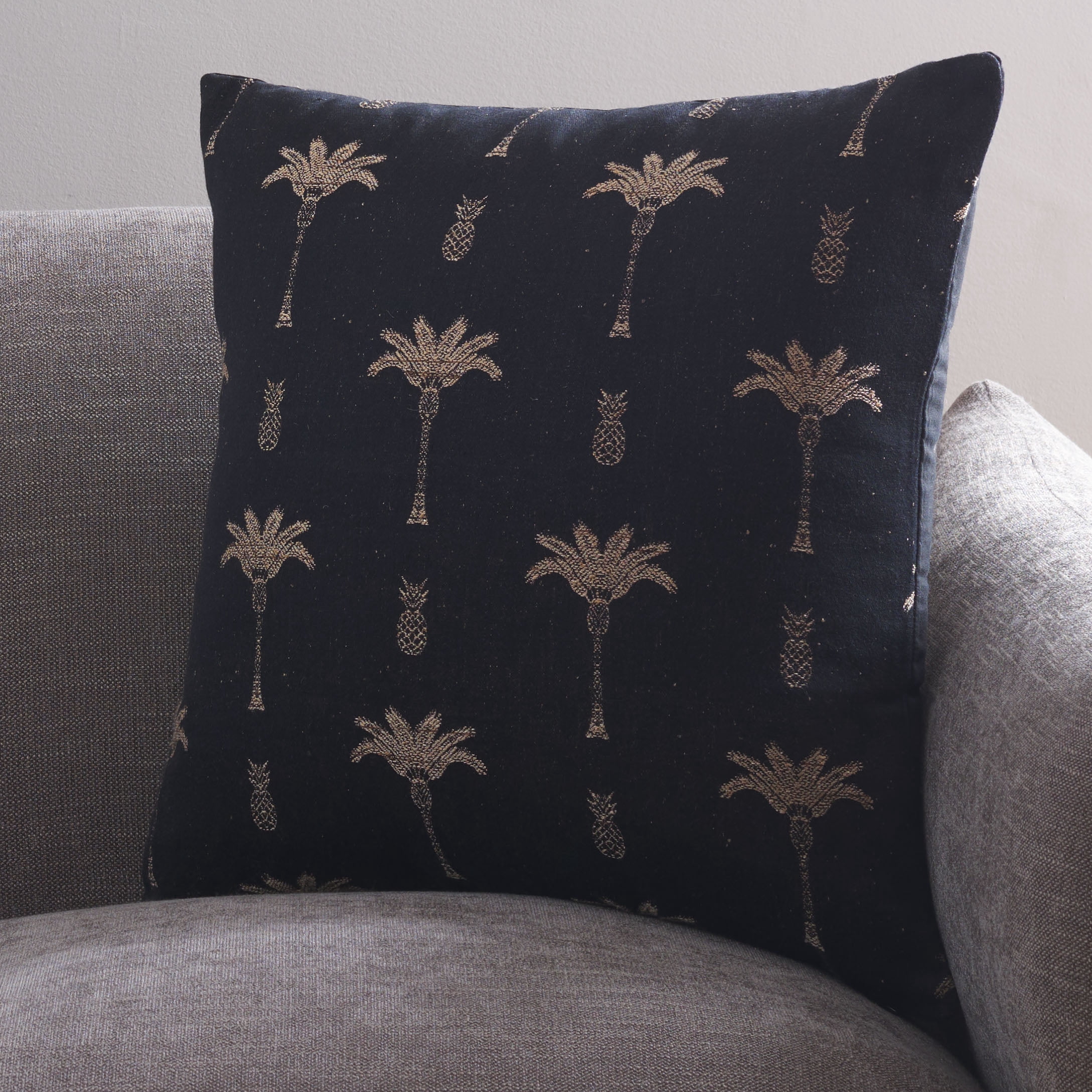 Safavieh Reya 20" x 20" Rustic Viscose Decorative Pillows, Black/Beige