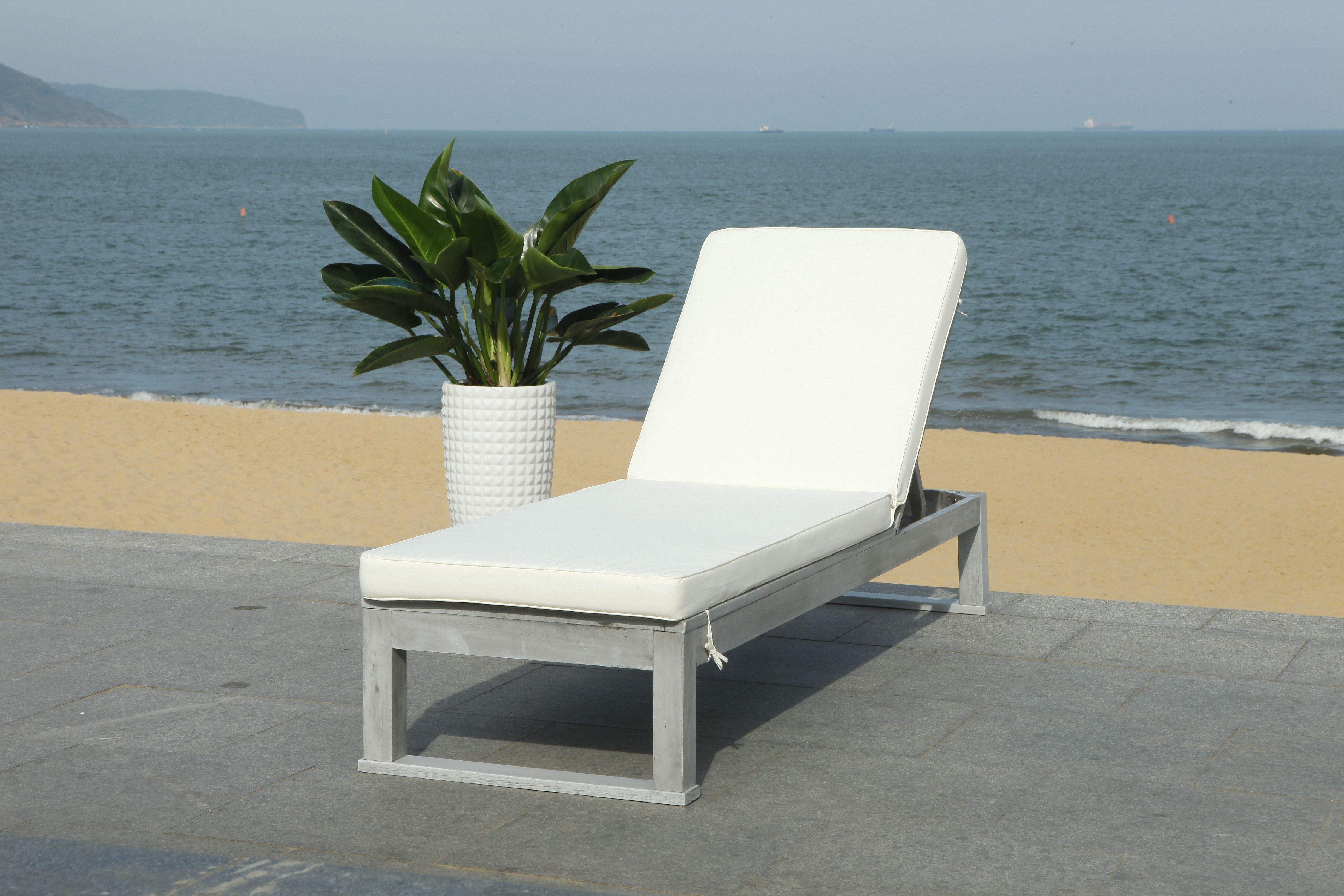 Safavieh Solano Outdoor Contemporary Patio Sunlounger with Cushion