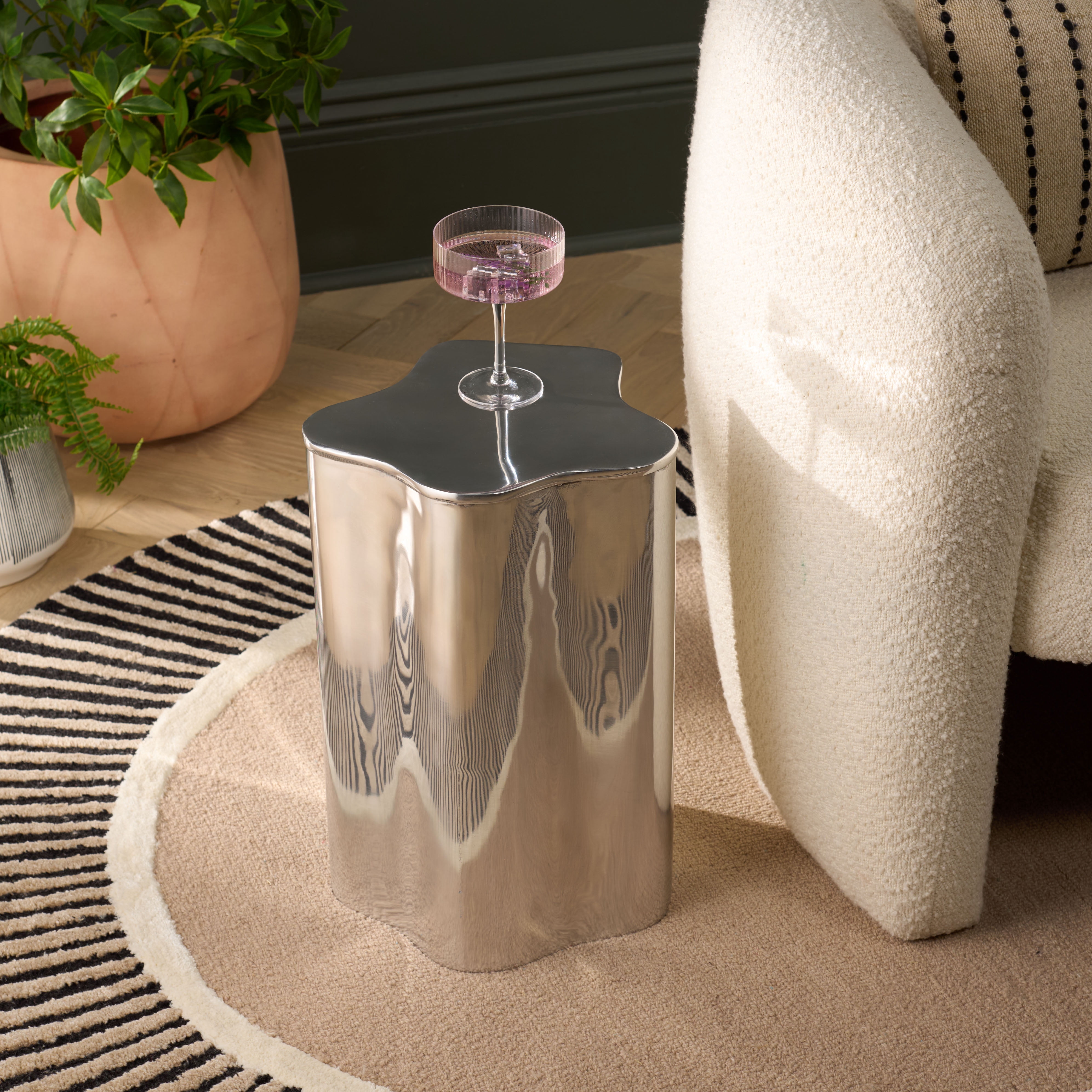 Safavieh Tonnie Modern Metal Curved End Table, Silver