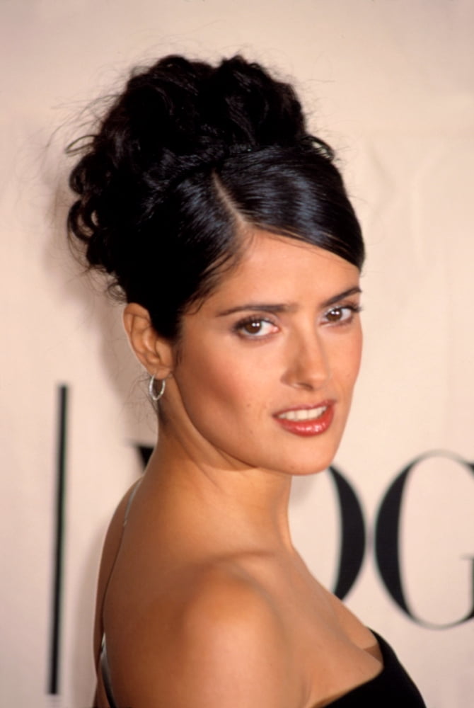 Salma Hayek At The Vh1 Vogue Fashion Awards Canvas Art -  (16 x 20)