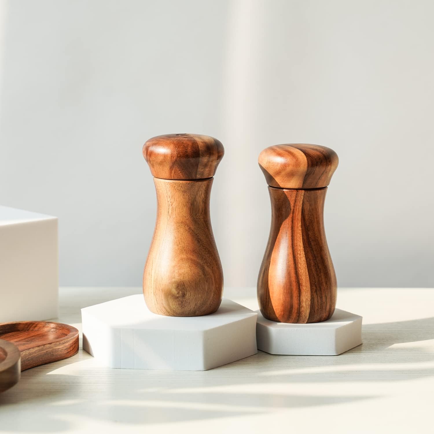 Salt and Pepper Grinder Set with Mill Tray, Set of 2 Salt and Pepper Mill with Ceramic Grinder Acacia Wood, Height 13 cm / 5 inch, Dia 6 cm