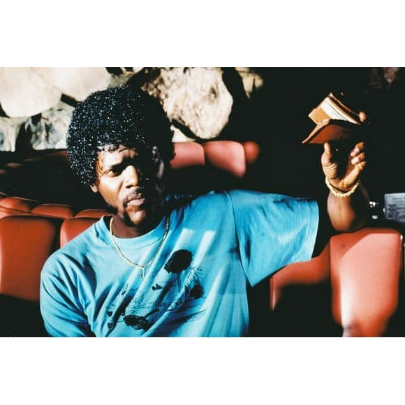 Samuel L. Jackson in Pulp Fiction 24x36 Poster in t-shirt holding up wallet in diner