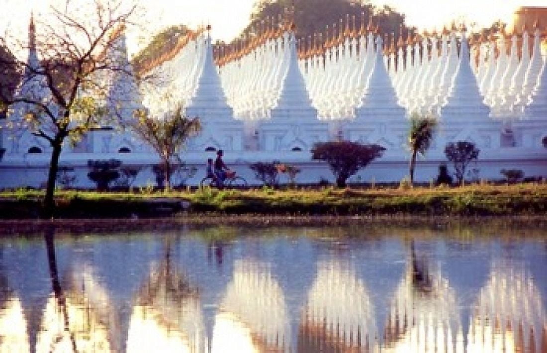 Sandamani Paya in Mandalay Burma Canvas Art - Brian McGilloway DanitaDelimont (18 x 11)