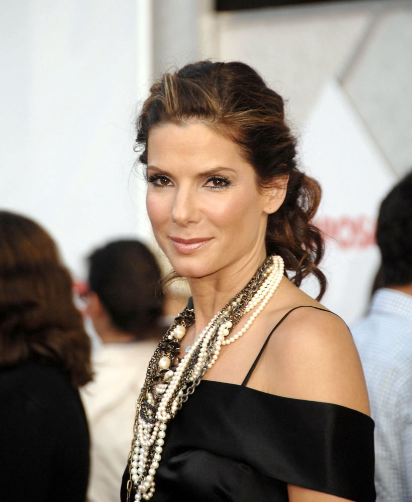 Sandra Bullock (Wearing Lanvin Necklaces) At Arrivals For The Proposal Premiere Canvas Art - (16 x 20)
